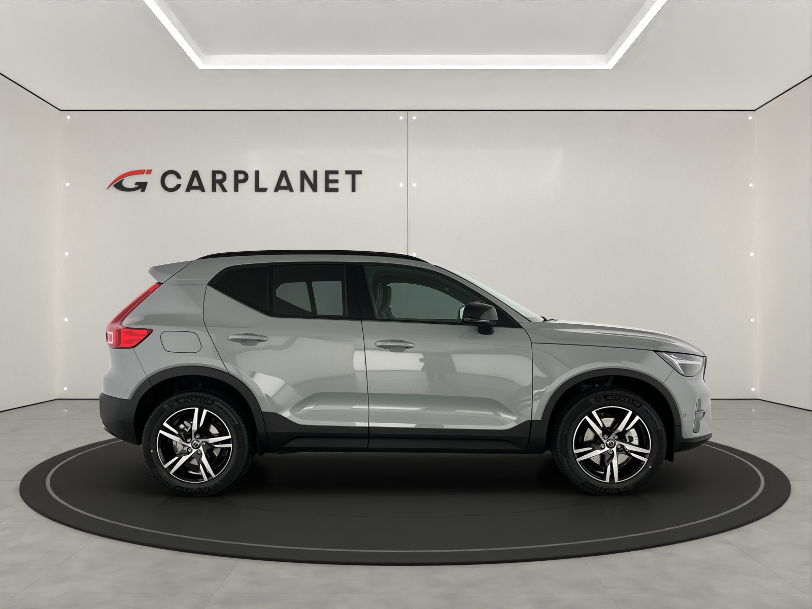 VOLVO XC40 2.0 B3 MH Plus Dark-image-1