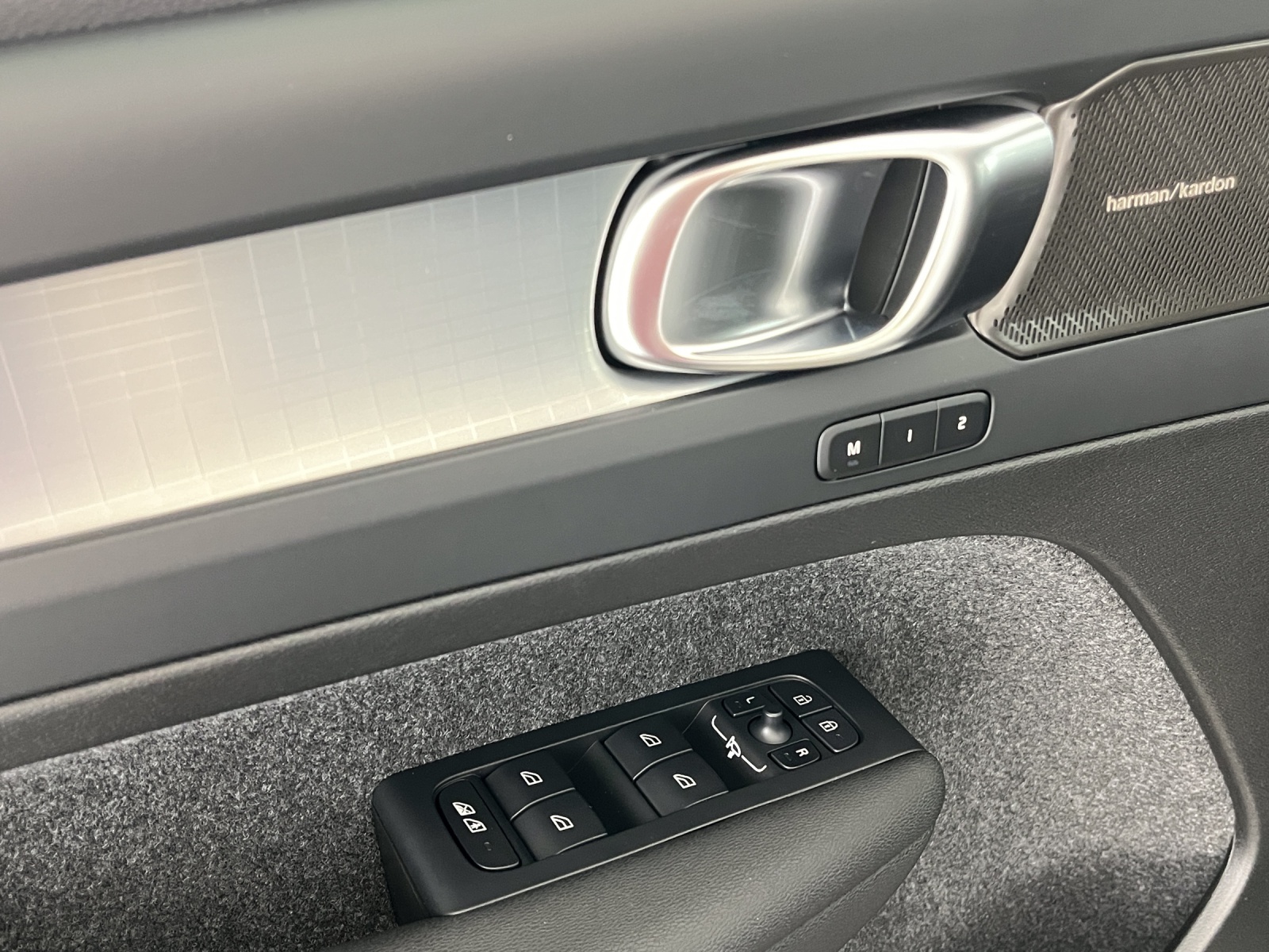 VOLVO XC40 2.0 B3 MH Plus Dark-image-16