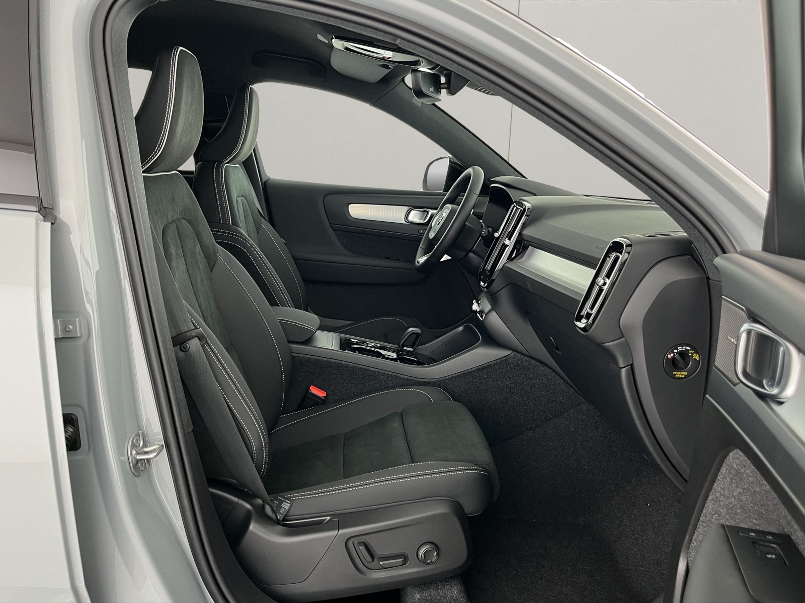 VOLVO XC40 2.0 B3 MH Plus Dark-image-9