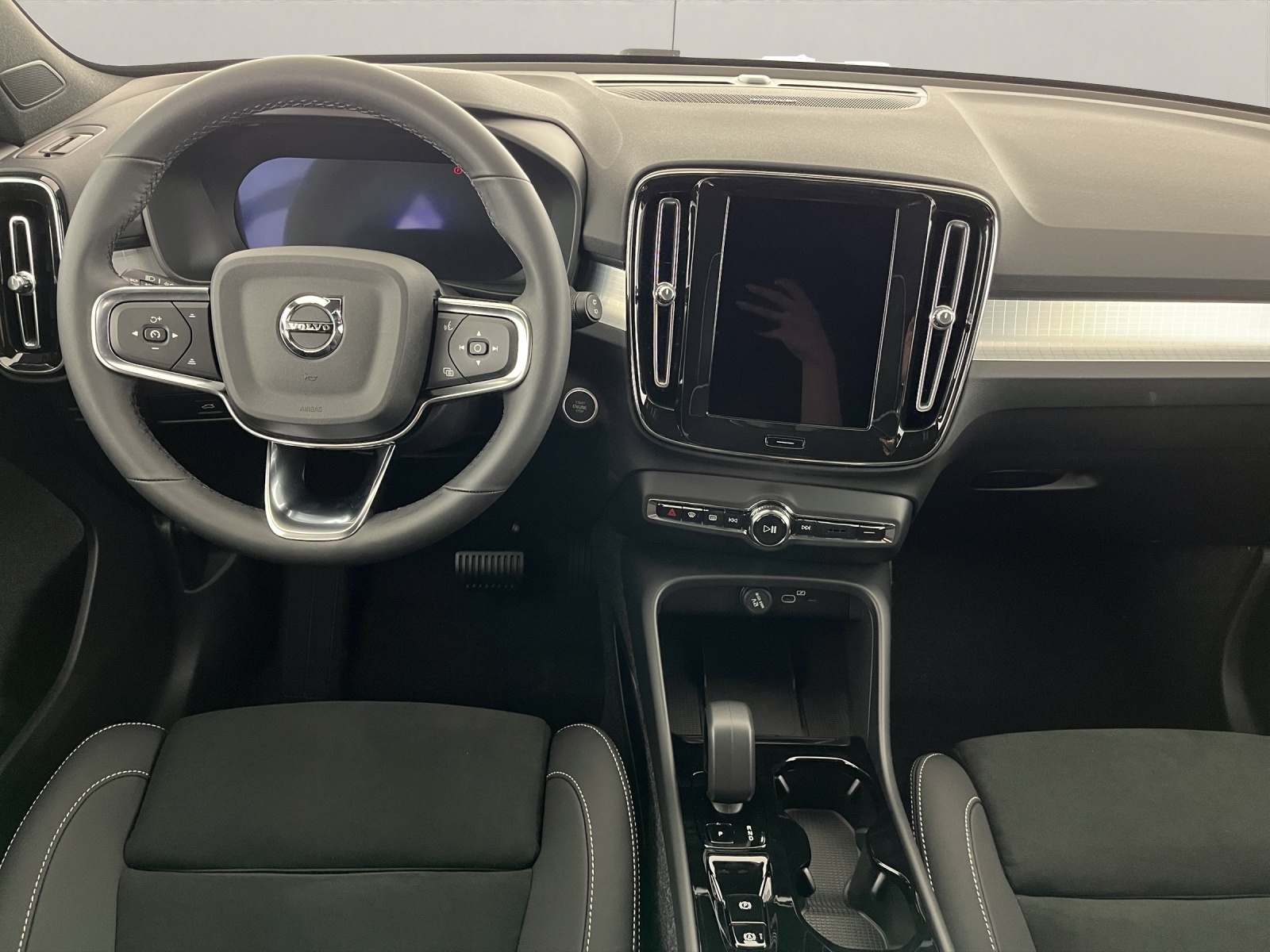 VOLVO XC40 2.0 B3 MH Plus Dark-image-12