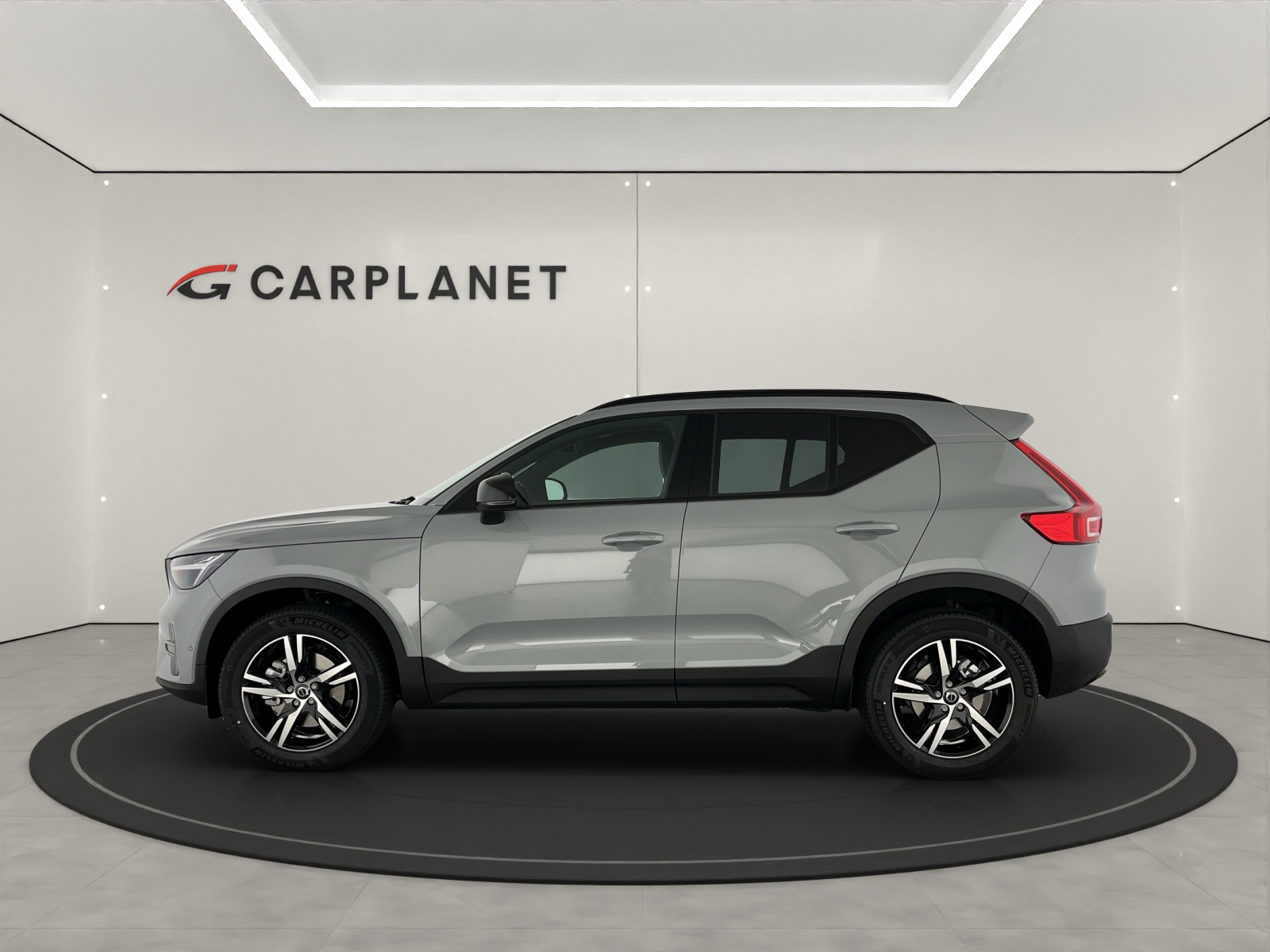 VOLVO XC40 2.0 B3 MH Plus Dark-image-2