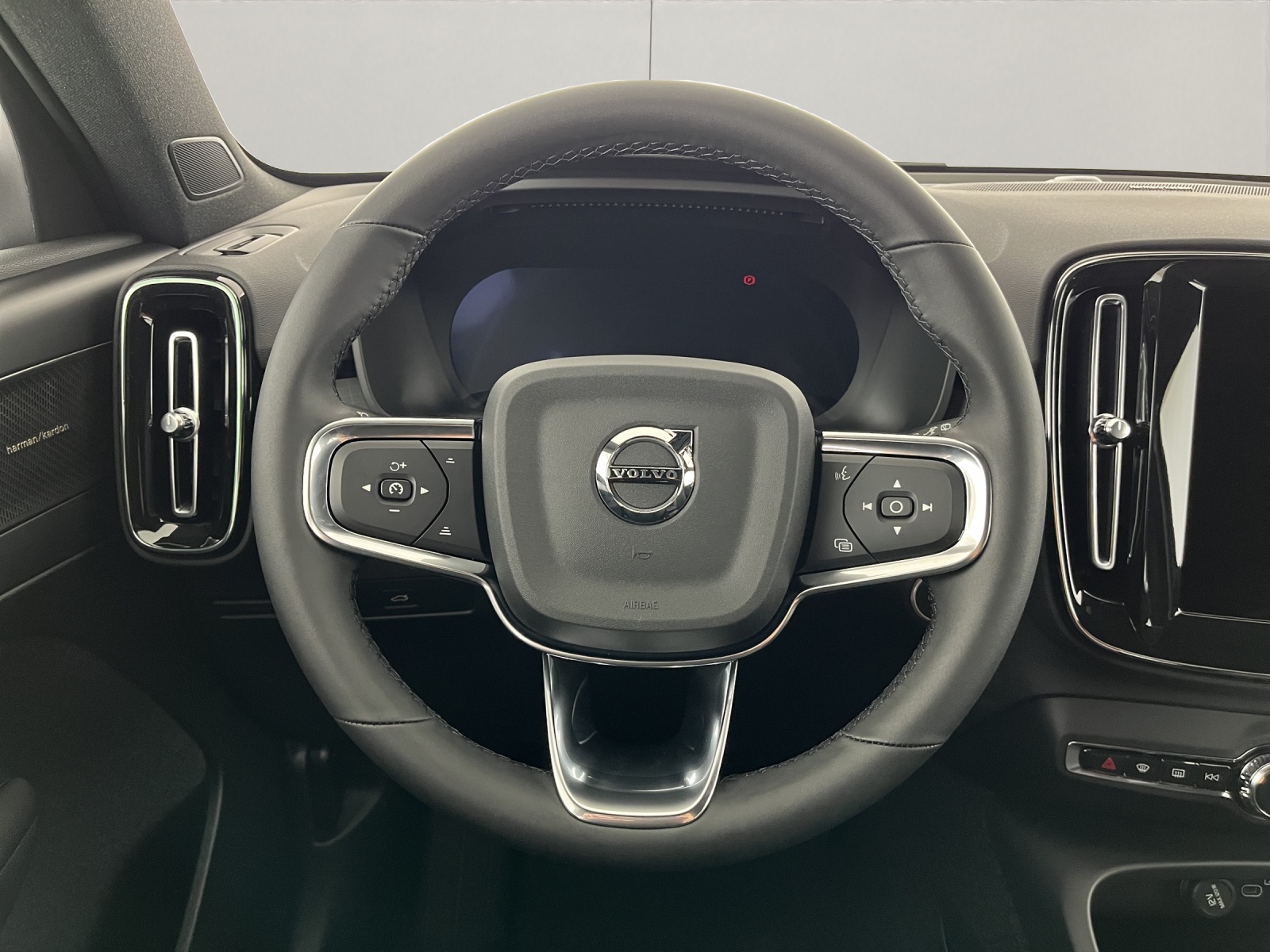 VOLVO XC40 2.0 B3 MH Plus Dark-image-13