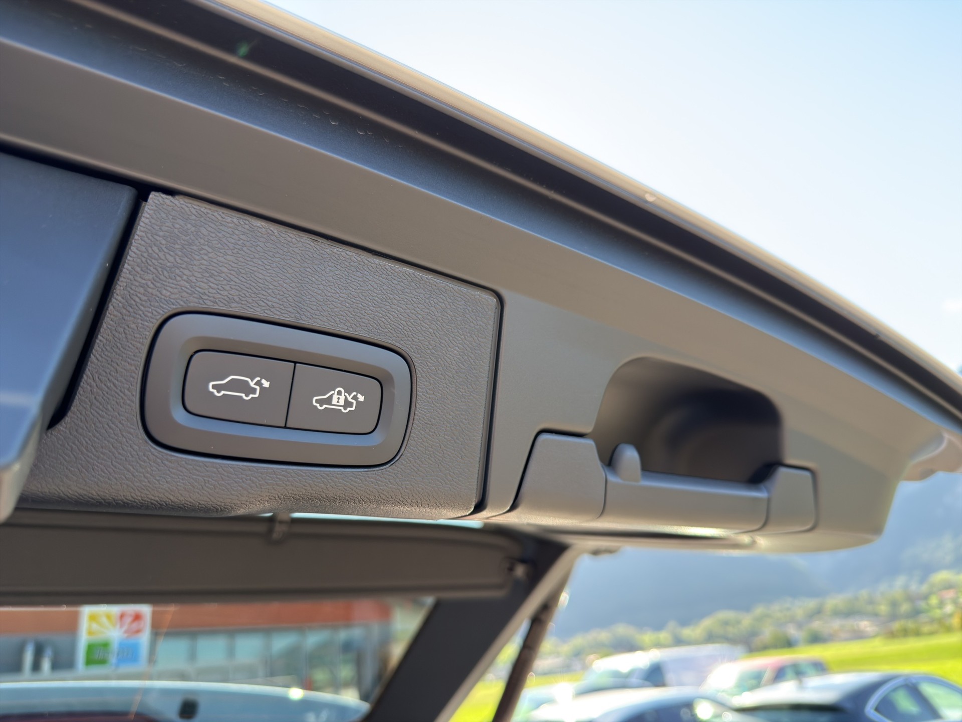 VOLVO XC60 2.0 T6 TE Black Edition eAWD-image-17