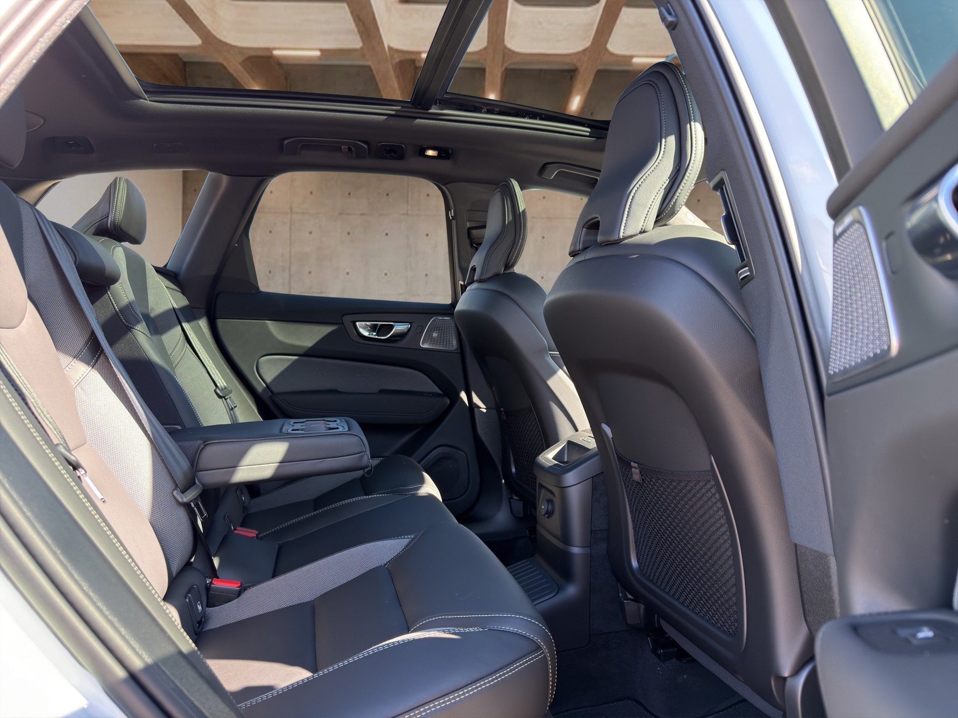 VOLVO XC60 2.0 T6 TE Black Edition eAWD-image-16