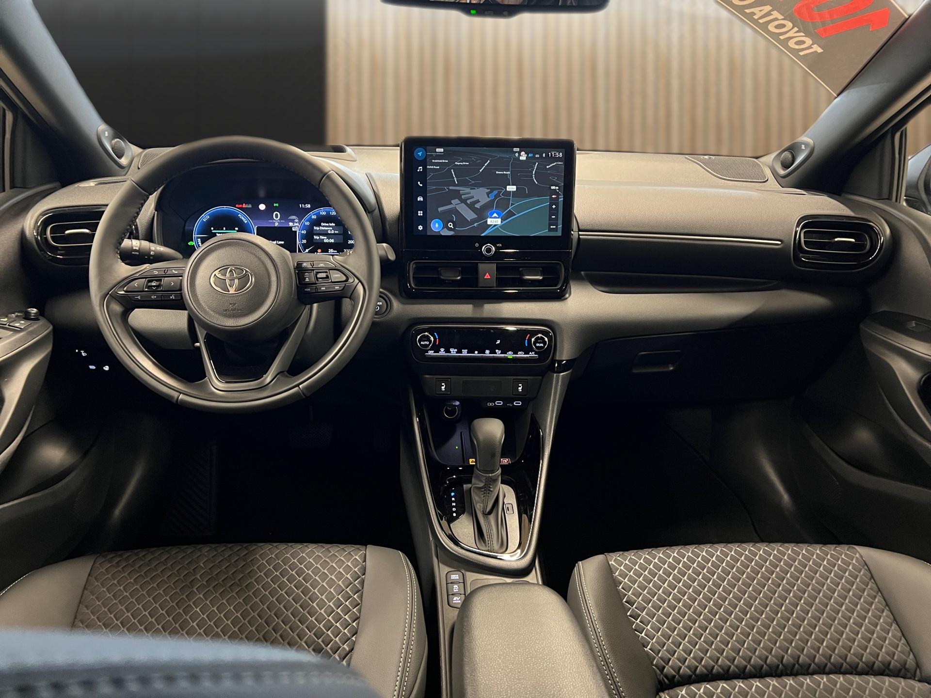 TOYOTA Yaris 1.5 VVT-i HSD Premium-image-11