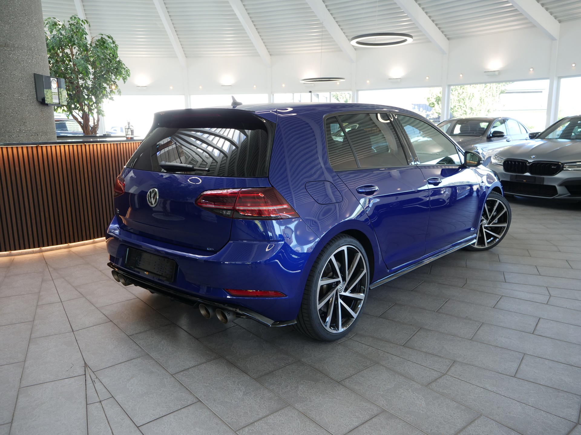 VW Golf 2.0 TSI R 4Motion DSG-image-2