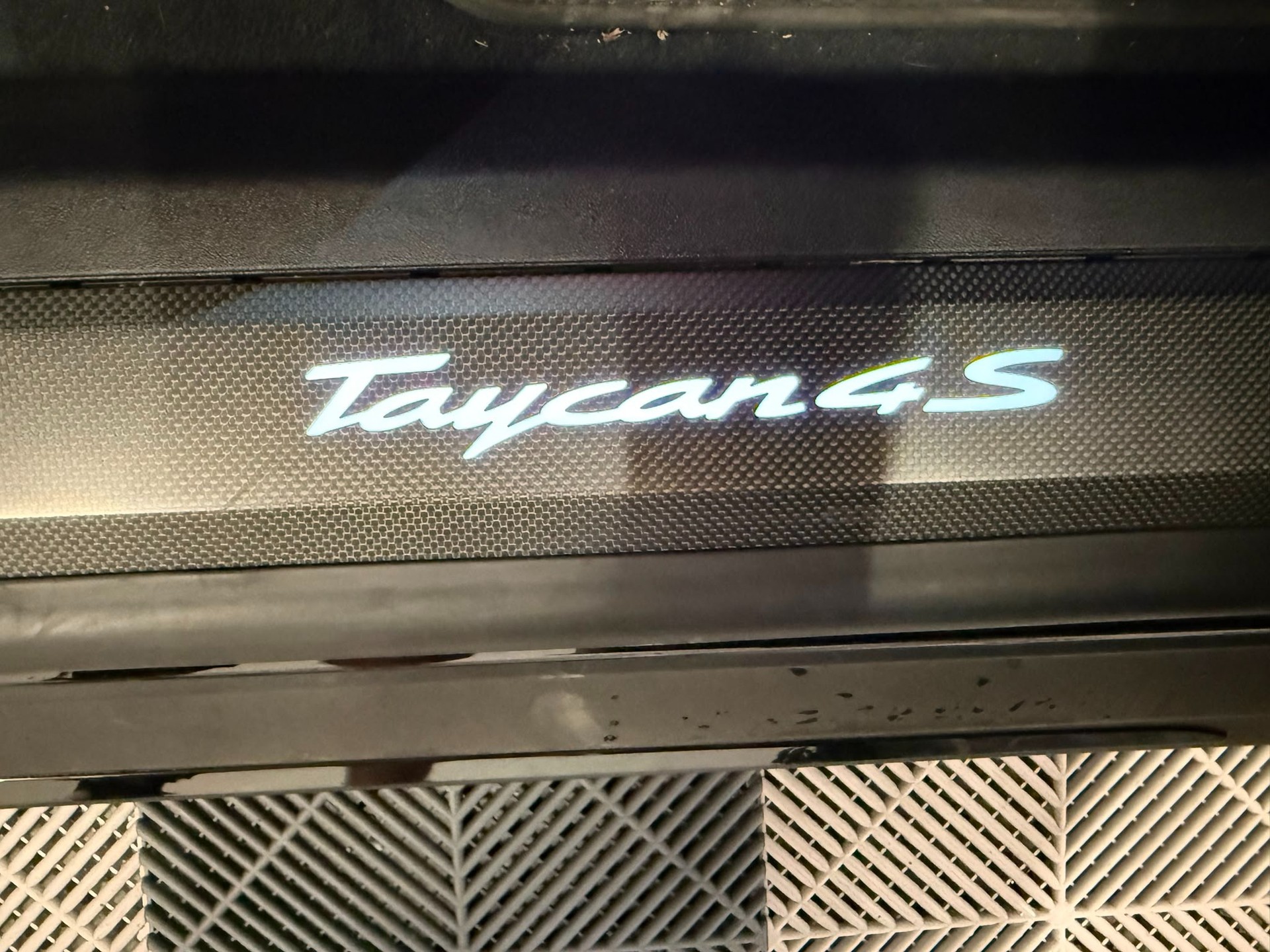 PORSCHE Taycan 4S-image-24