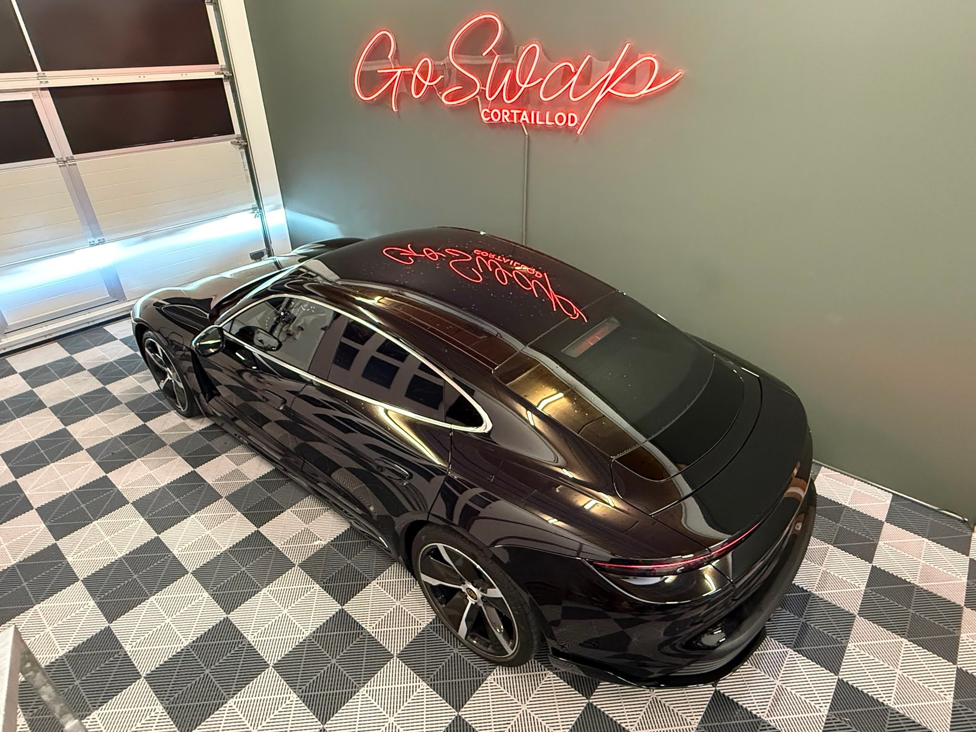 PORSCHE Taycan 4S-image-2