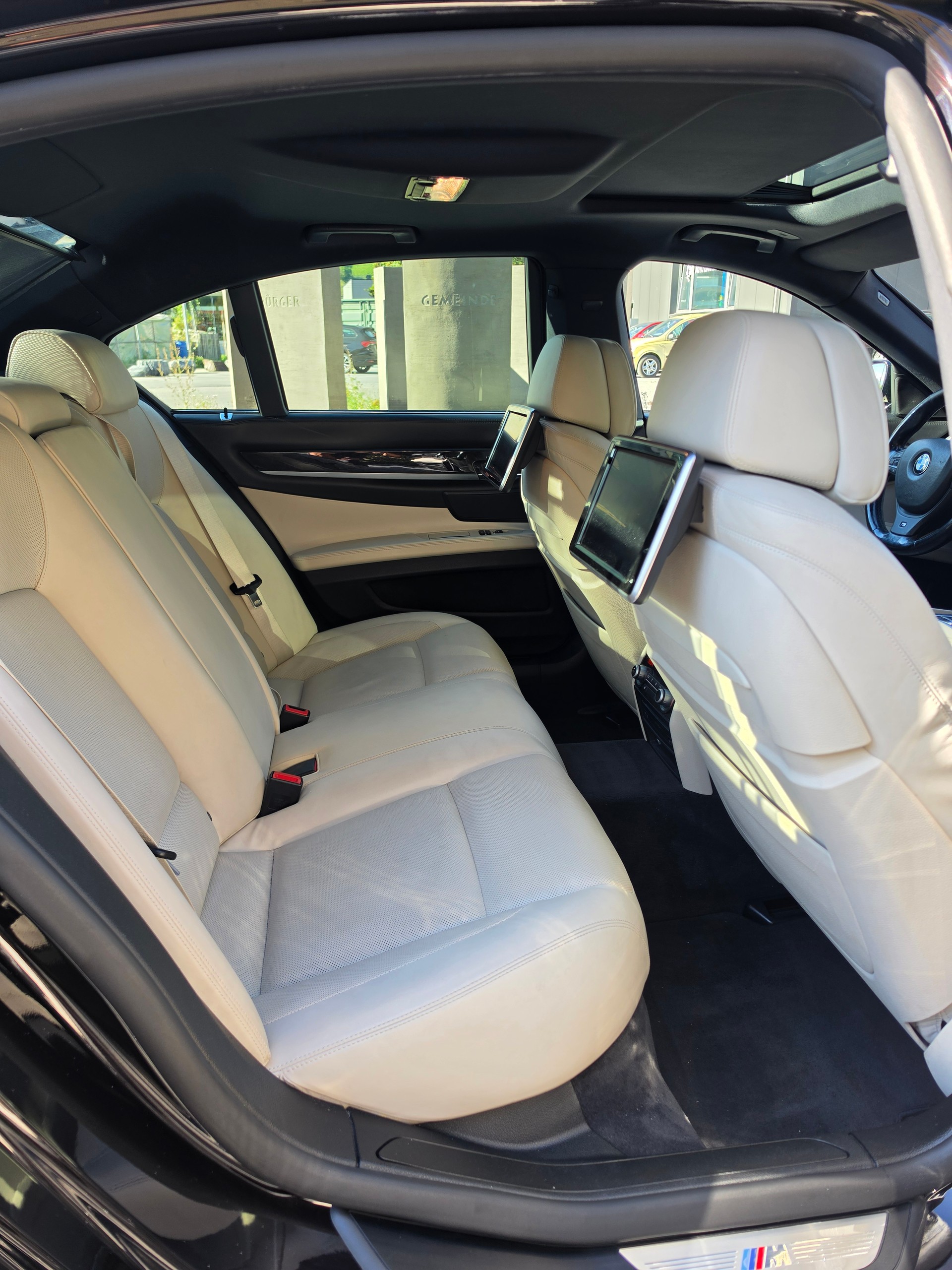 BMW 750d xDrive-image-12