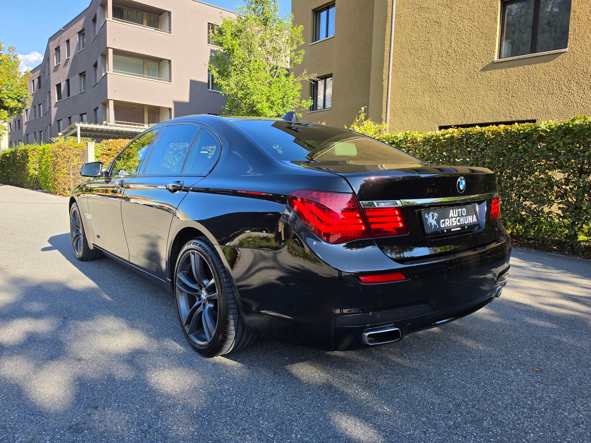 BMW 750d xDrive-image-2