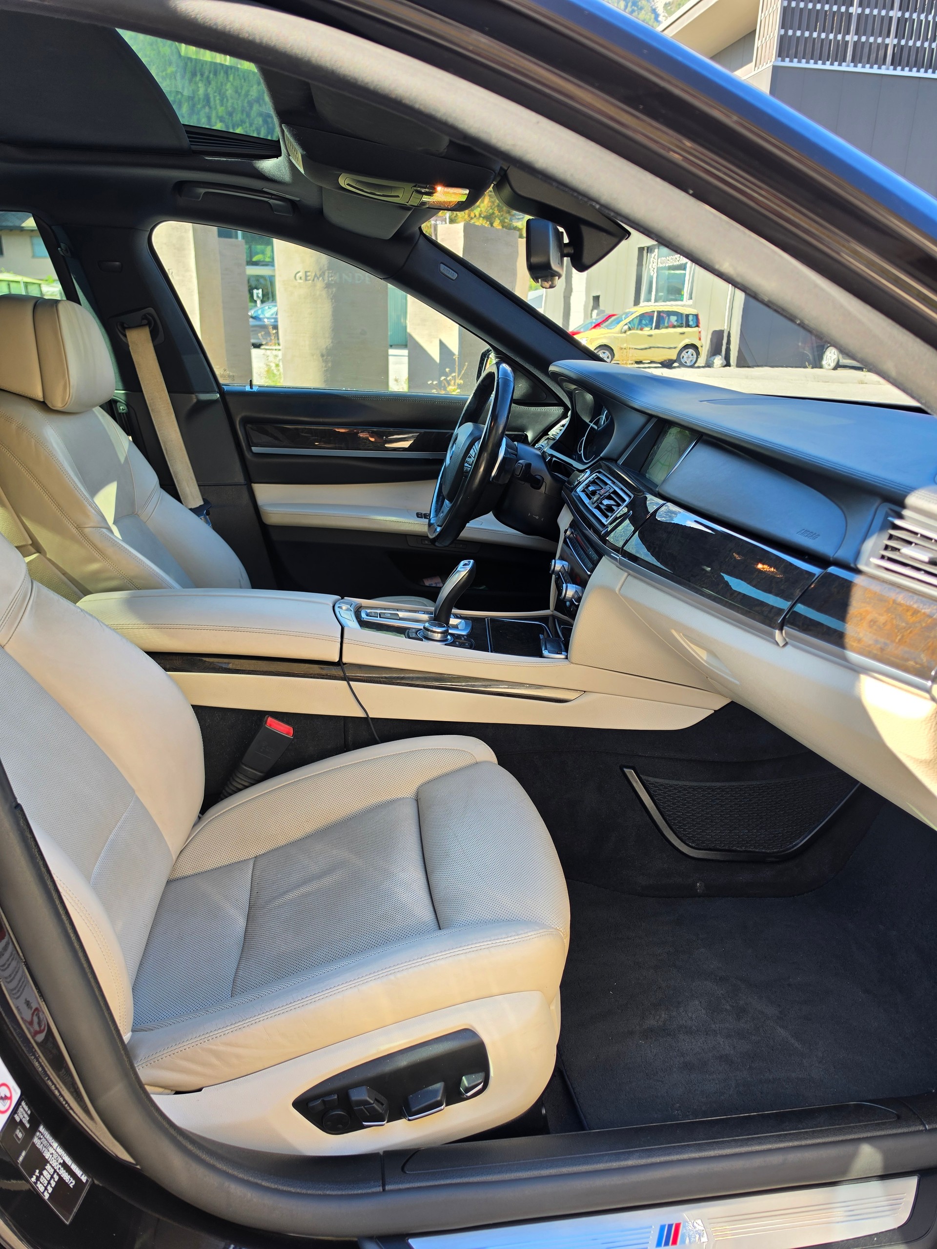 BMW 750d xDrive-image-13