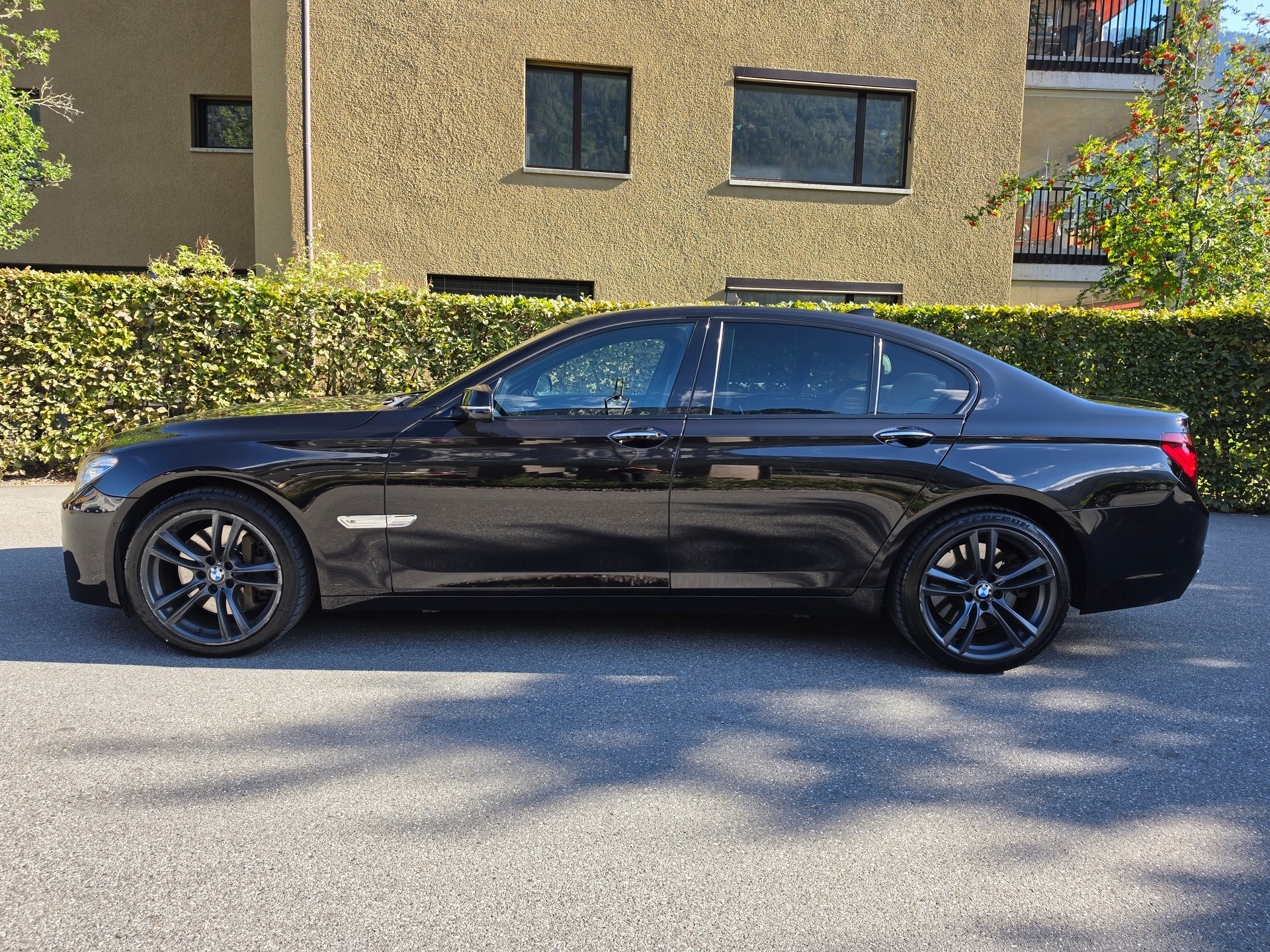 BMW 750d xDrive-image-1