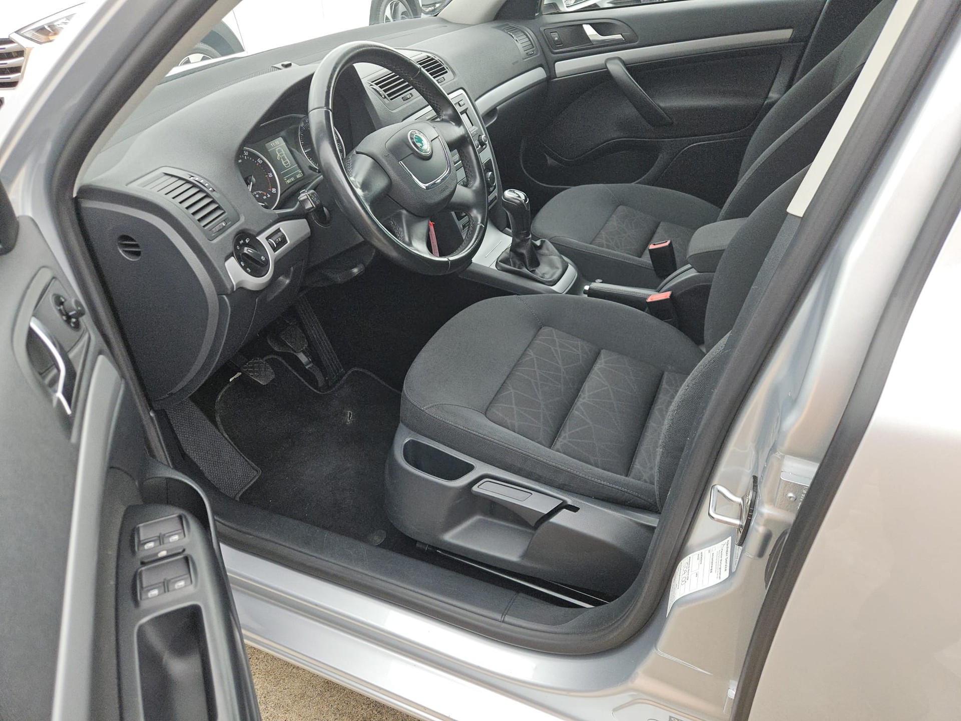 SKODA Octavia Combi 1.4 TSI Family-image-9