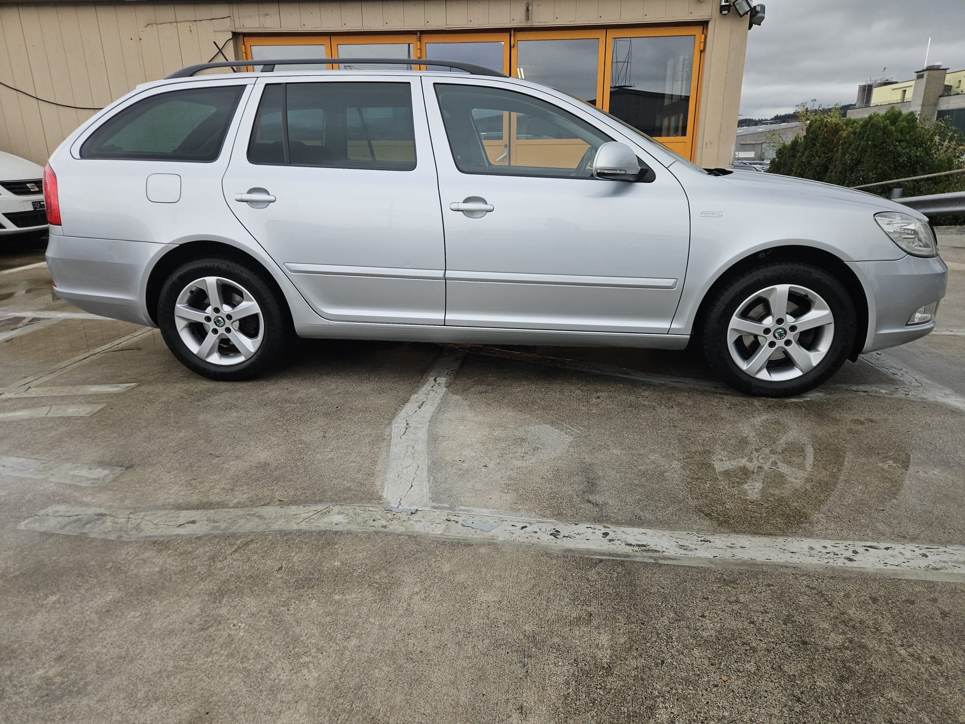 SKODA Octavia Combi 1.4 TSI Family-image-4