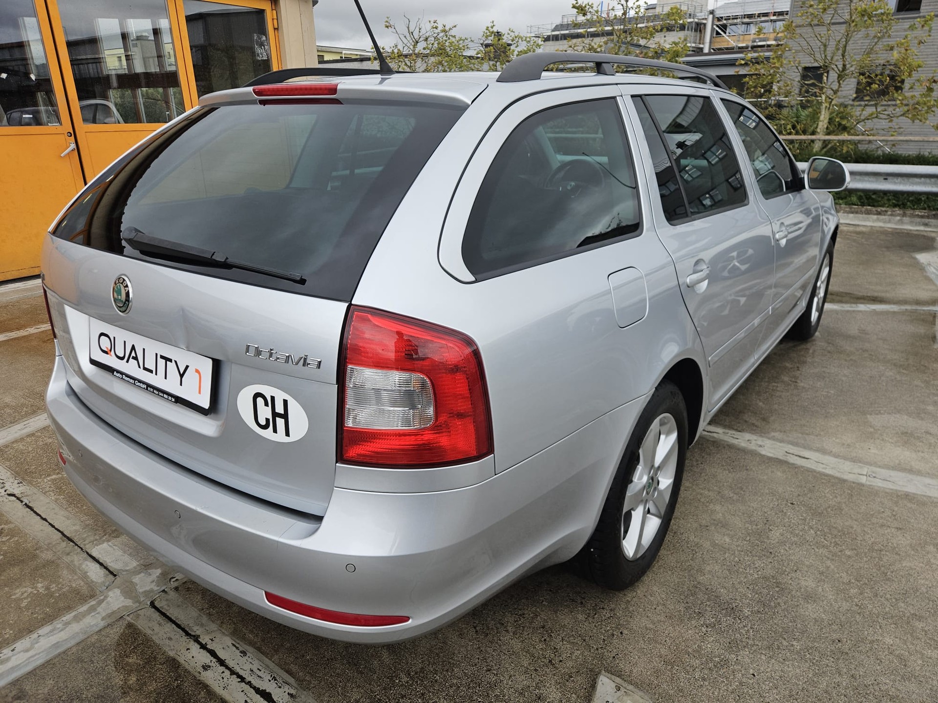 SKODA Octavia Combi 1.4 TSI Family-image-3