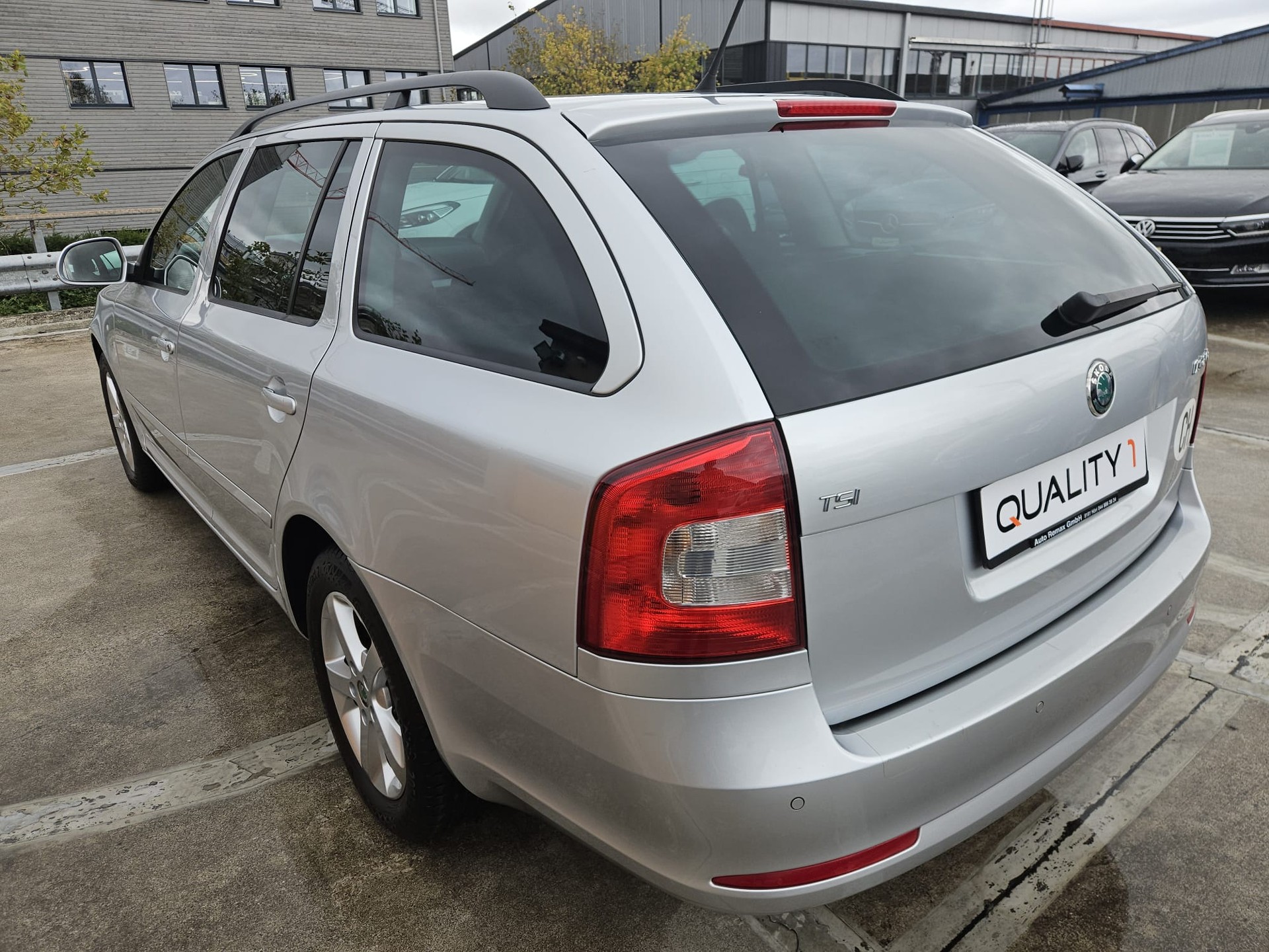 SKODA Octavia Combi 1.4 TSI Family-image-2