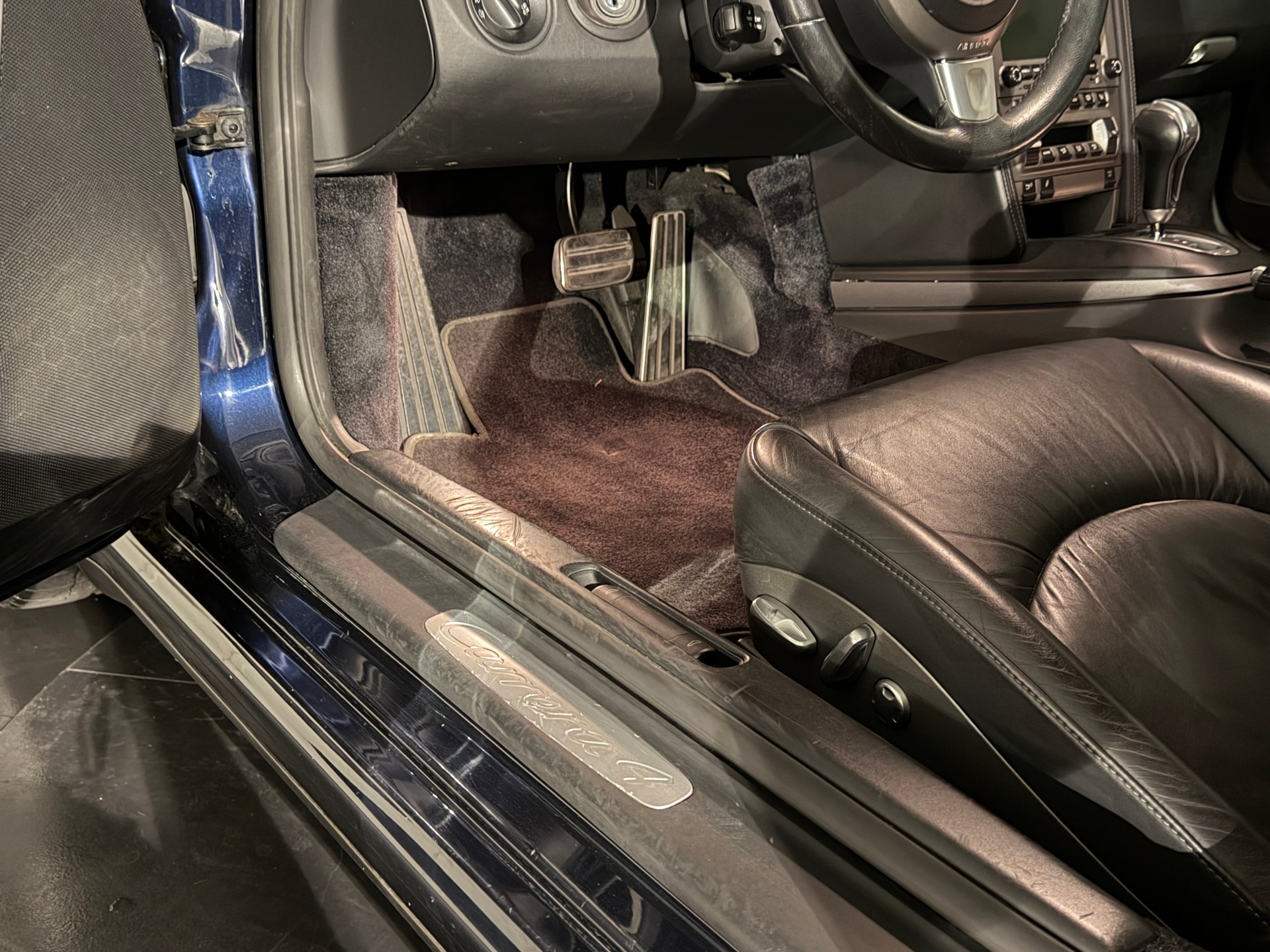 PORSCHE 911 Carrera 4-image-17
