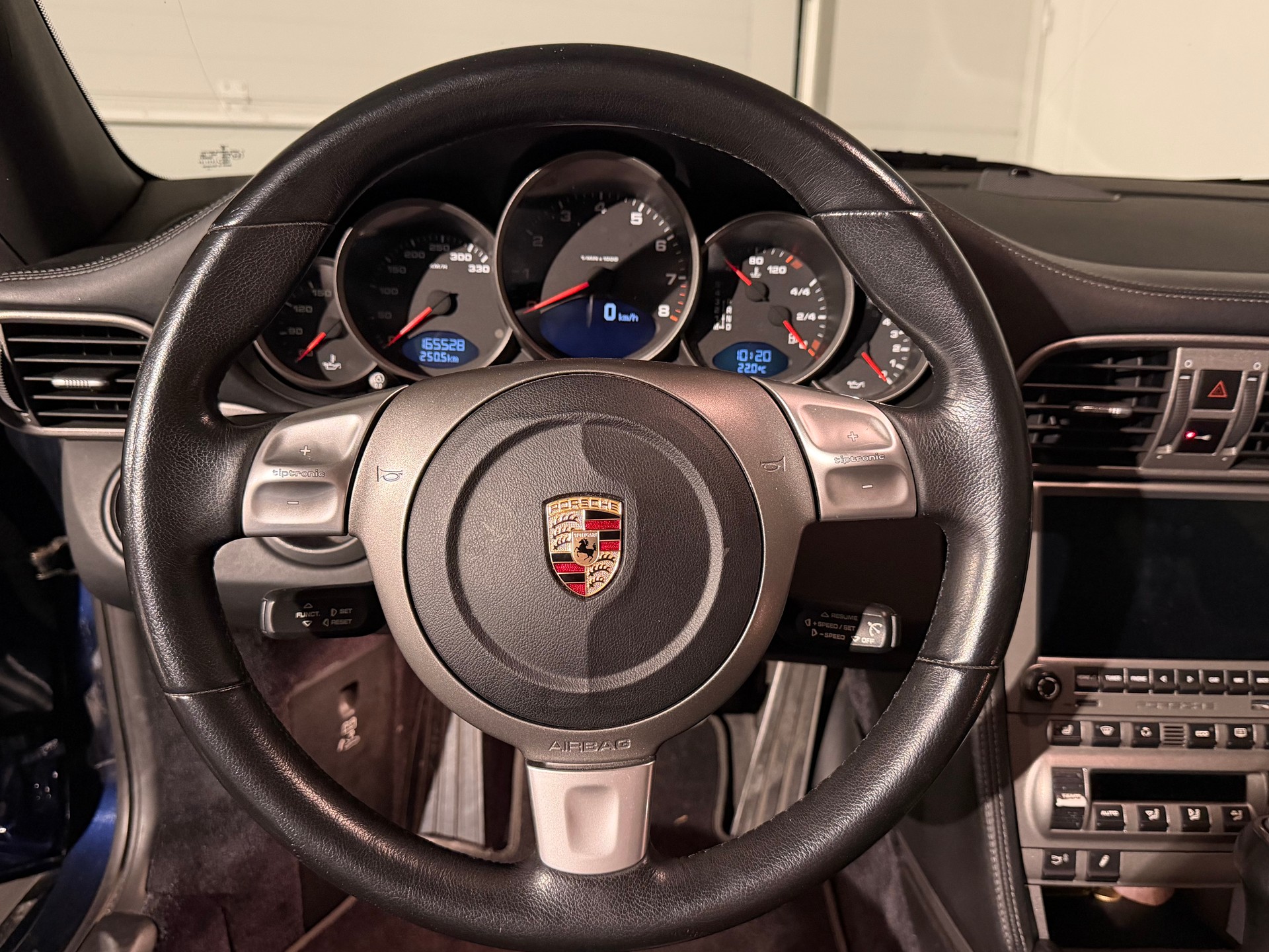 PORSCHE 911 Carrera 4-image-18