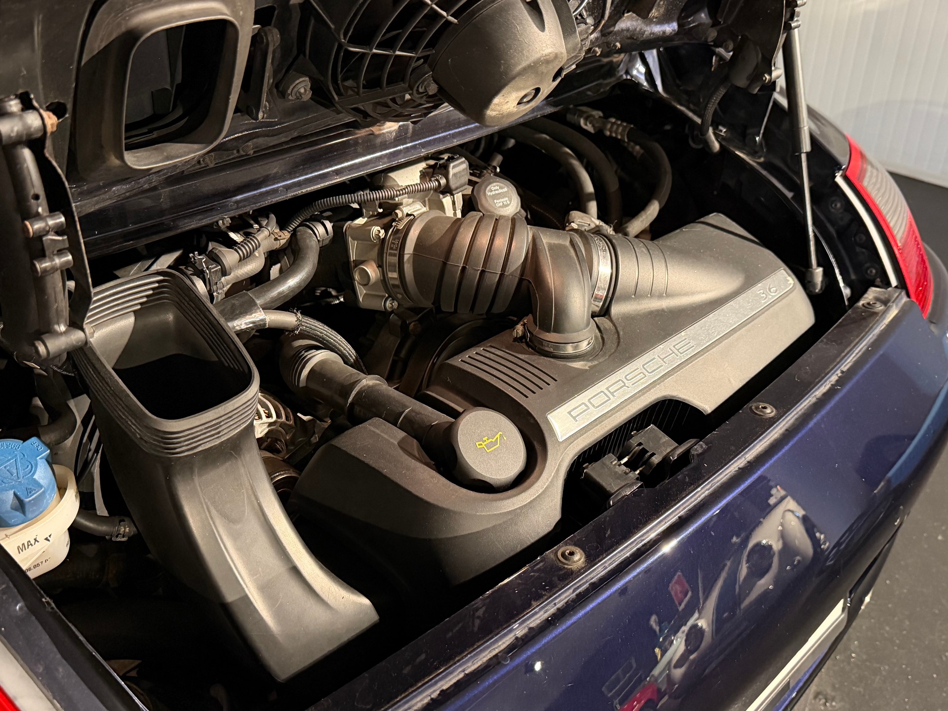 PORSCHE 911 Carrera 4-image-24