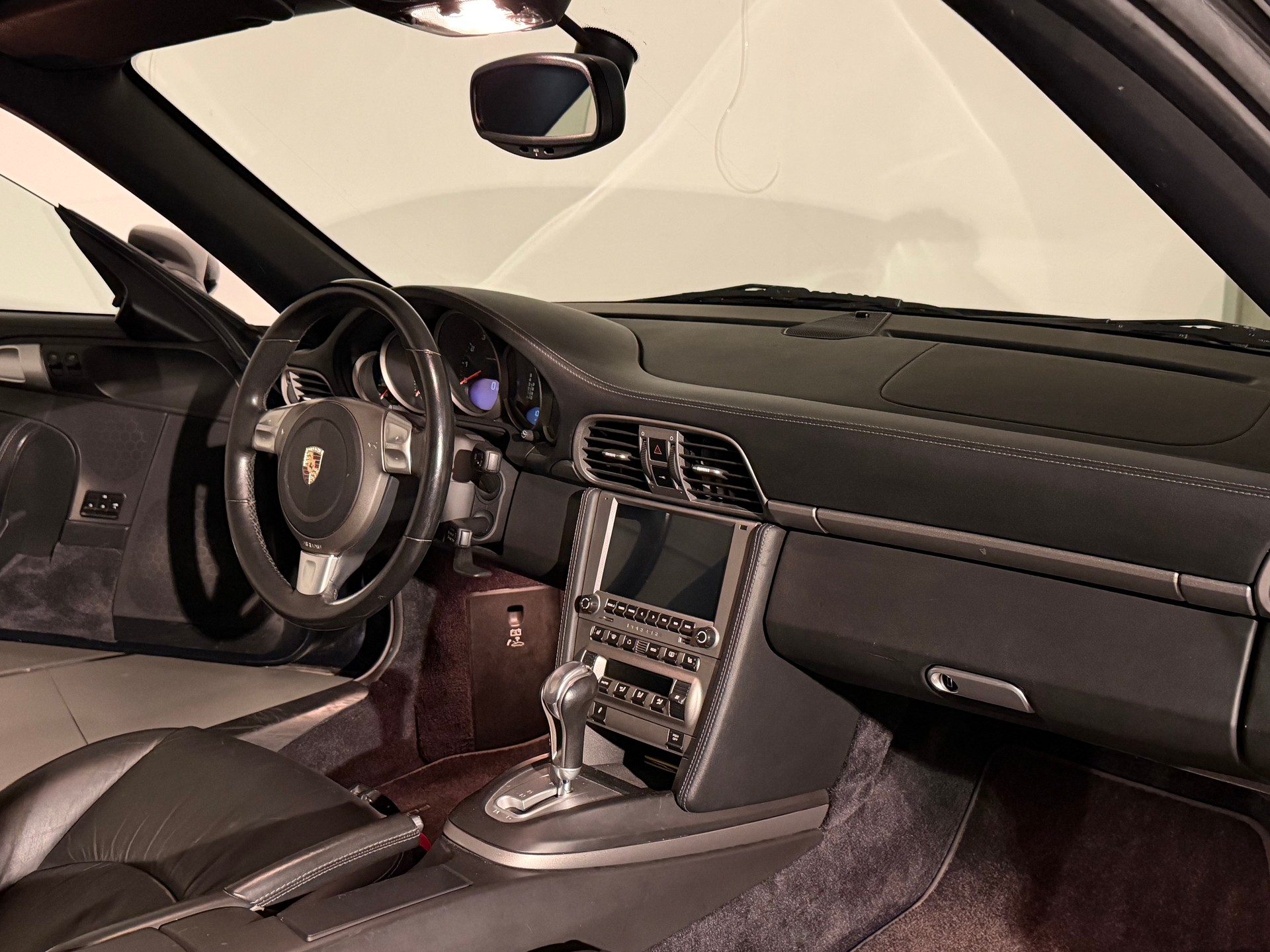 PORSCHE 911 Carrera 4-image-21