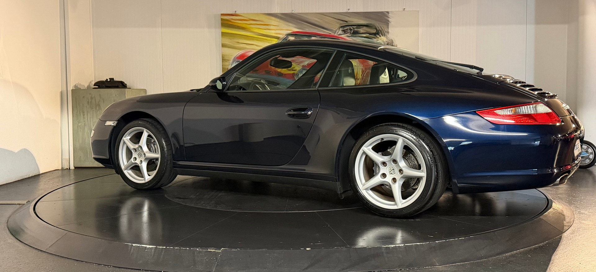 PORSCHE 911 Carrera 4-image-3