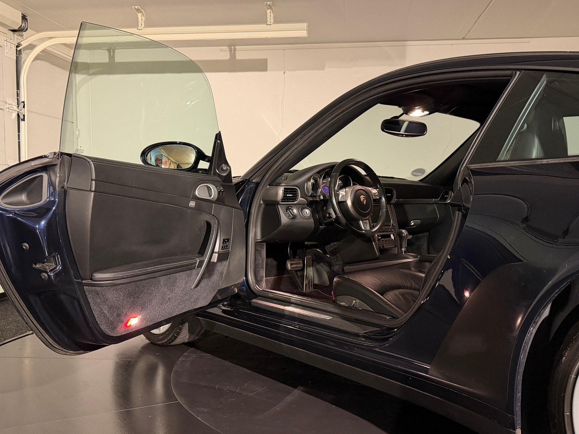 PORSCHE 911 Carrera 4-image-14
