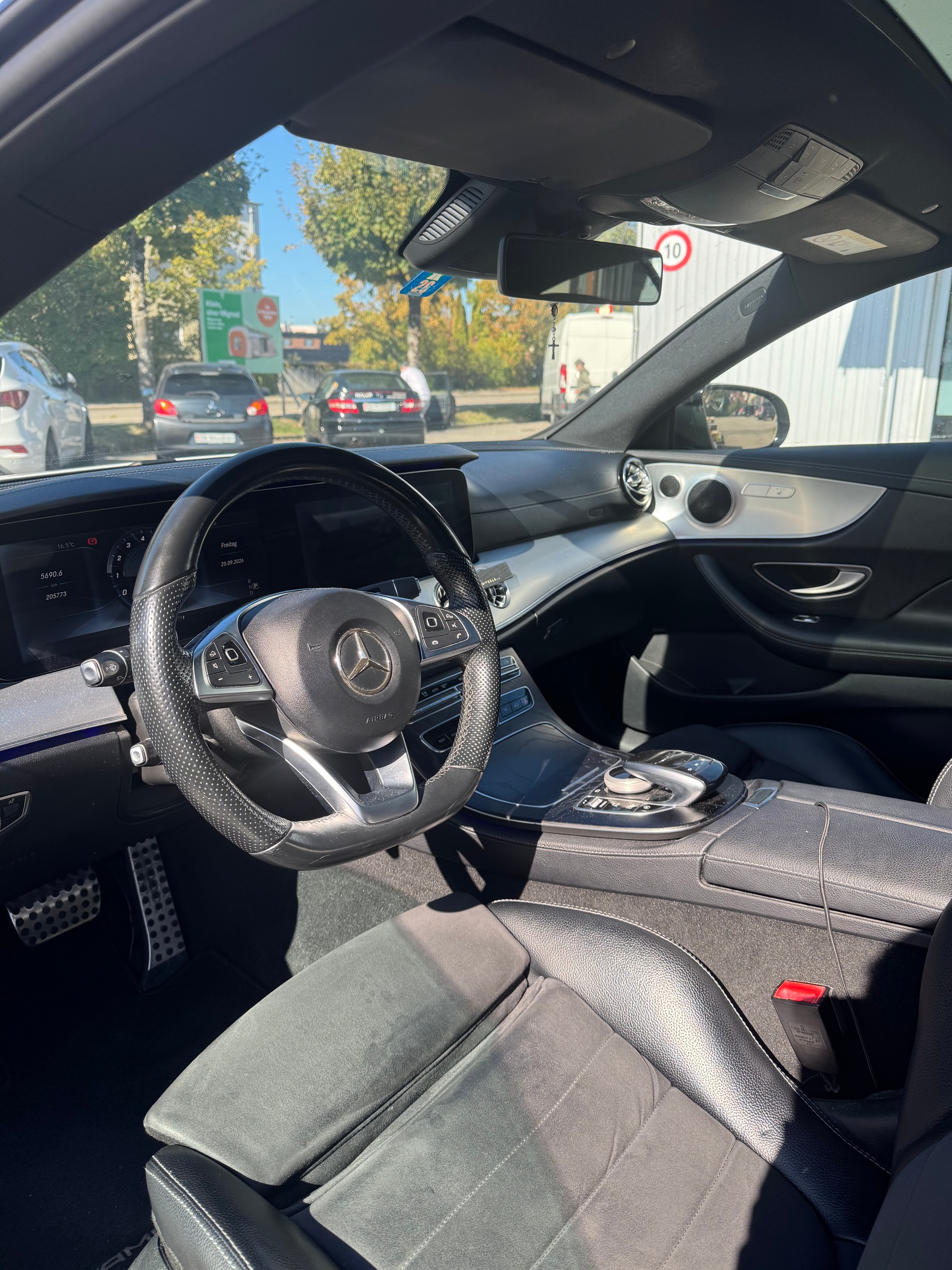 MERCEDES-BENZ E 300 AMG Line-image-4