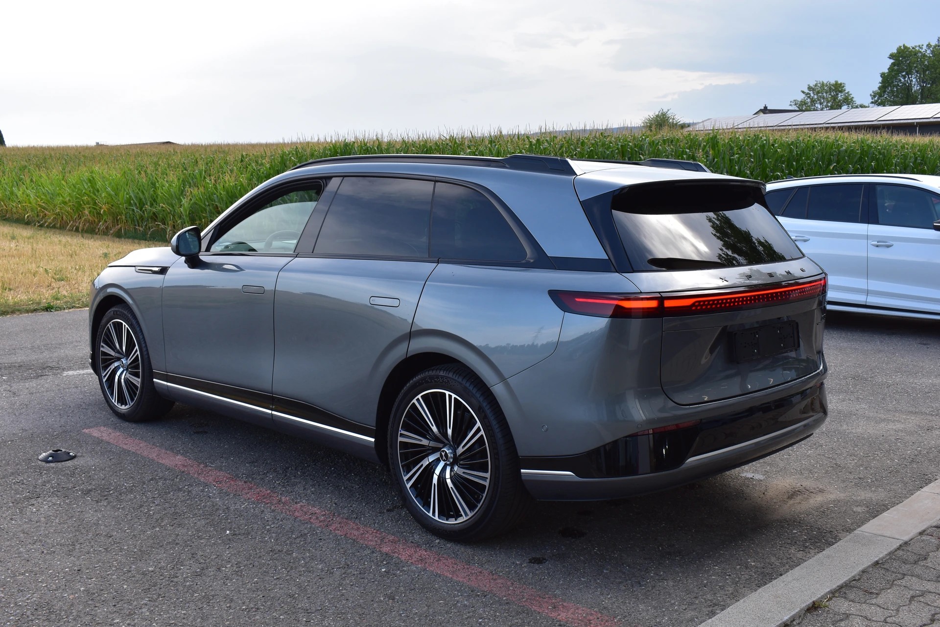 XPENG G9 93kWh Performance AWD mit Anhängerkupplung-image-4