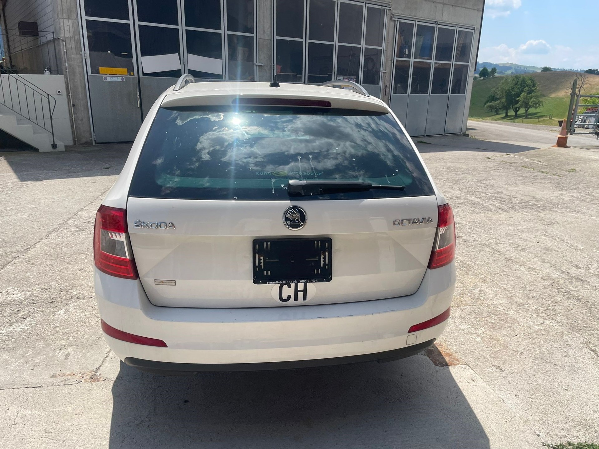 SKODA Octavia Combi 1.8 TSI Ambition-image-9