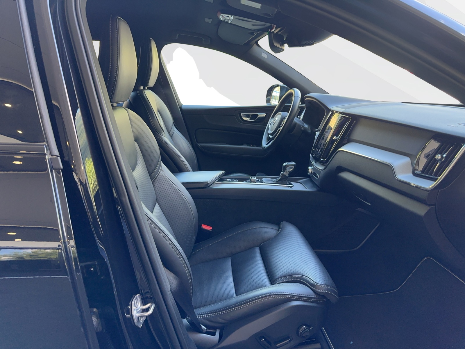 VOLVO XC60 2.0 T6 R-Design AWD-image-11