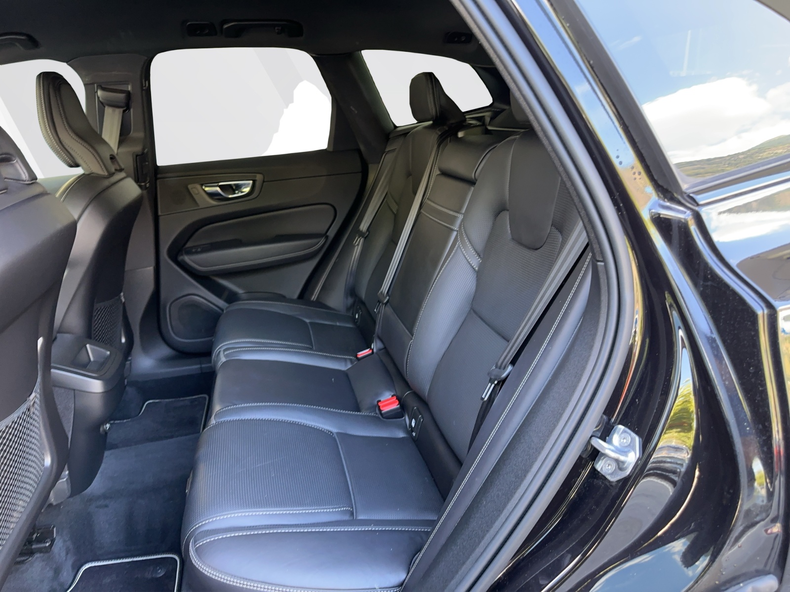 VOLVO XC60 2.0 T6 R-Design AWD-image-12