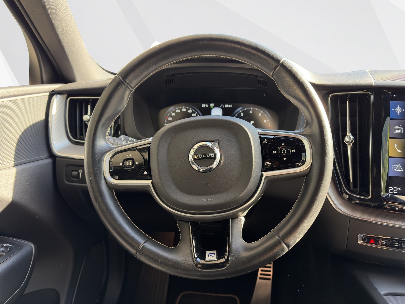 VOLVO XC60 2.0 T6 R-Design AWD-image-11