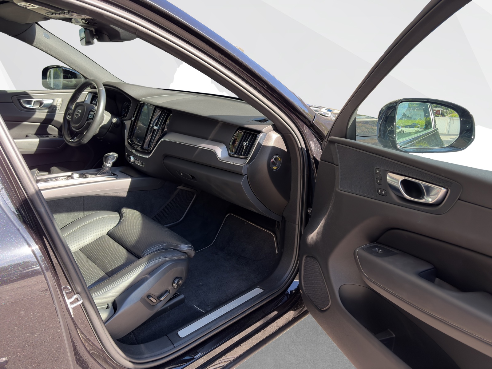 VOLVO XC60 2.0 T6 R-Design AWD-image-16