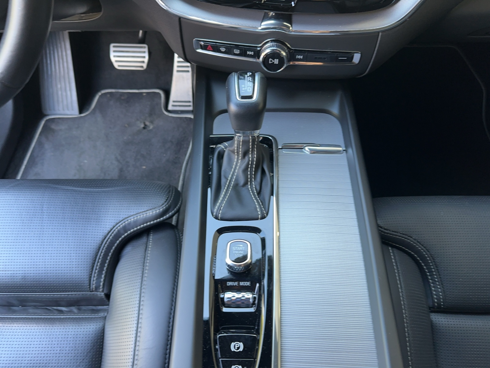 VOLVO XC60 2.0 T6 R-Design AWD-image-10