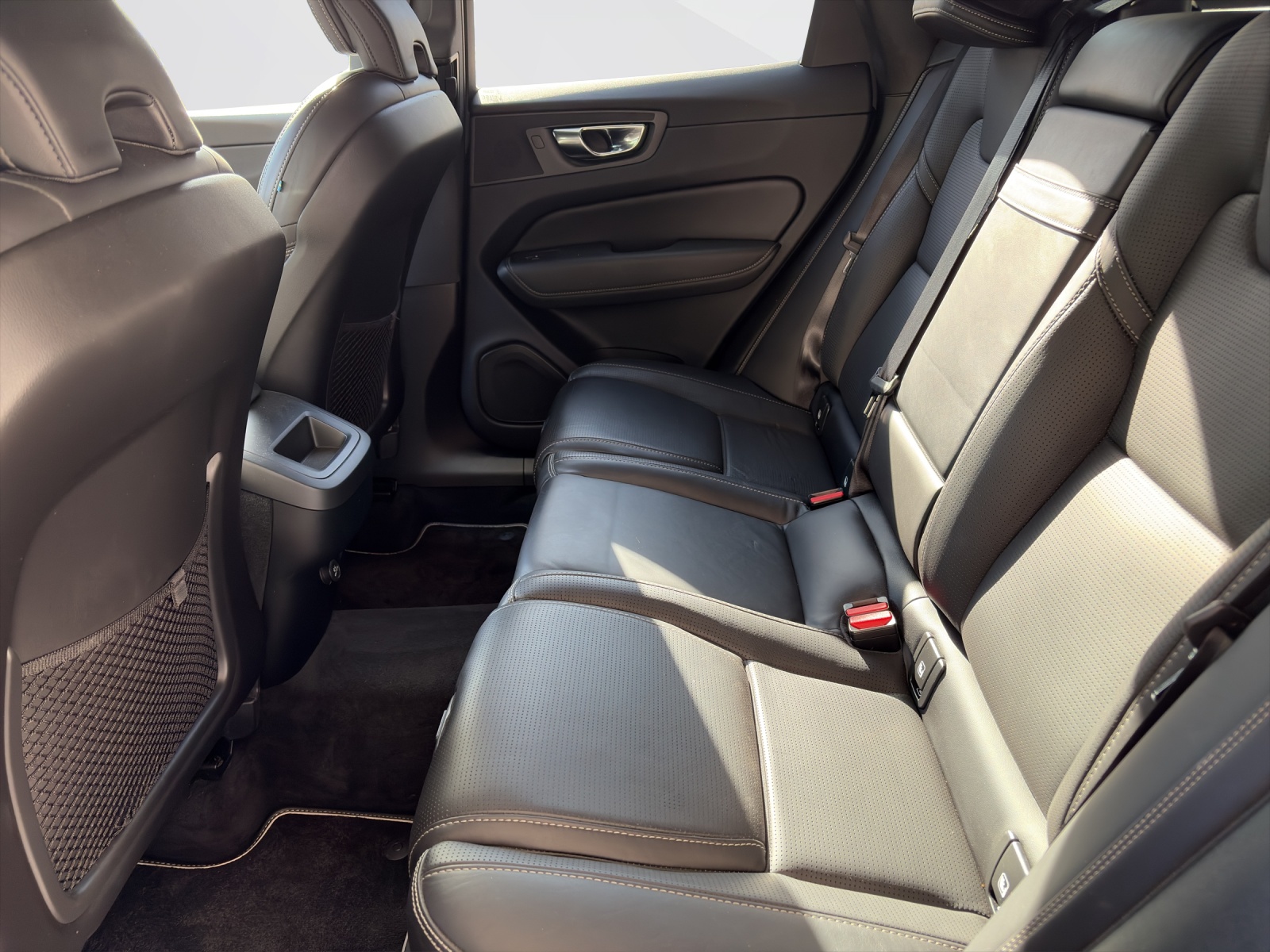 VOLVO XC60 2.0 T6 R-Design AWD-image-17