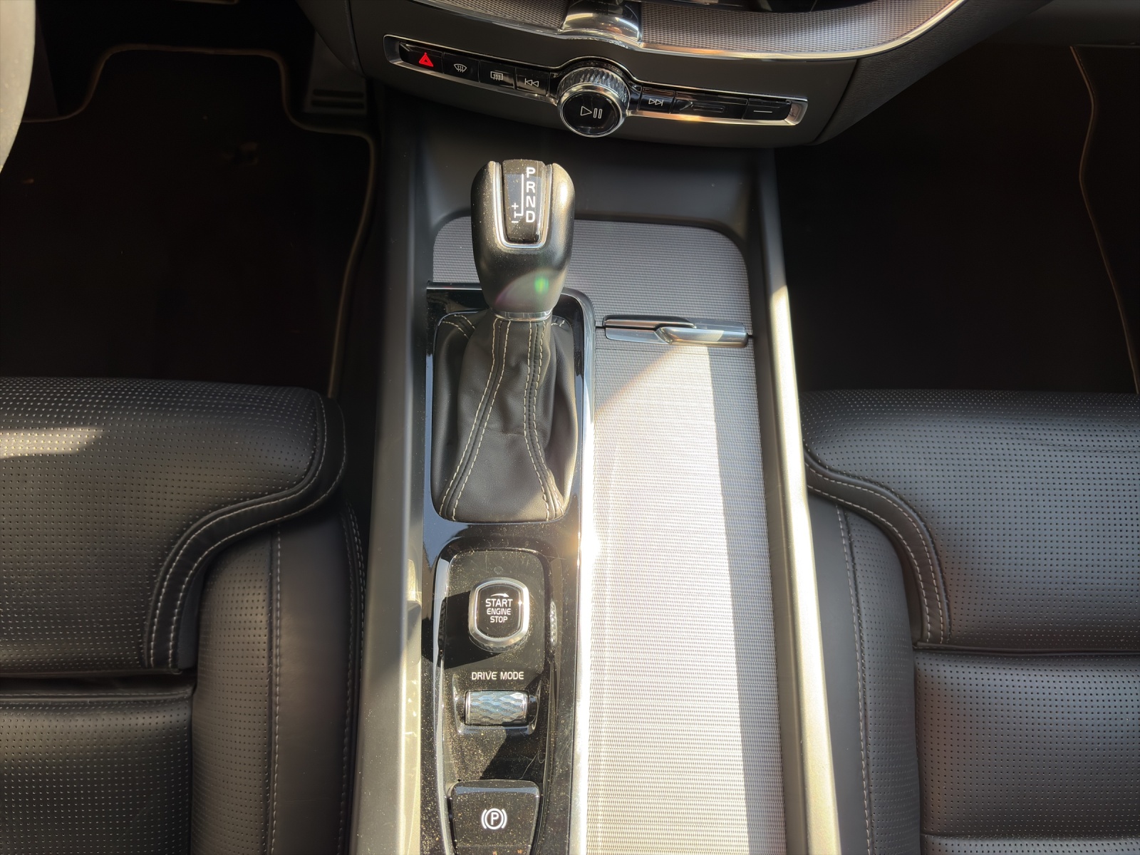 VOLVO XC60 2.0 T6 R-Design AWD-image-14