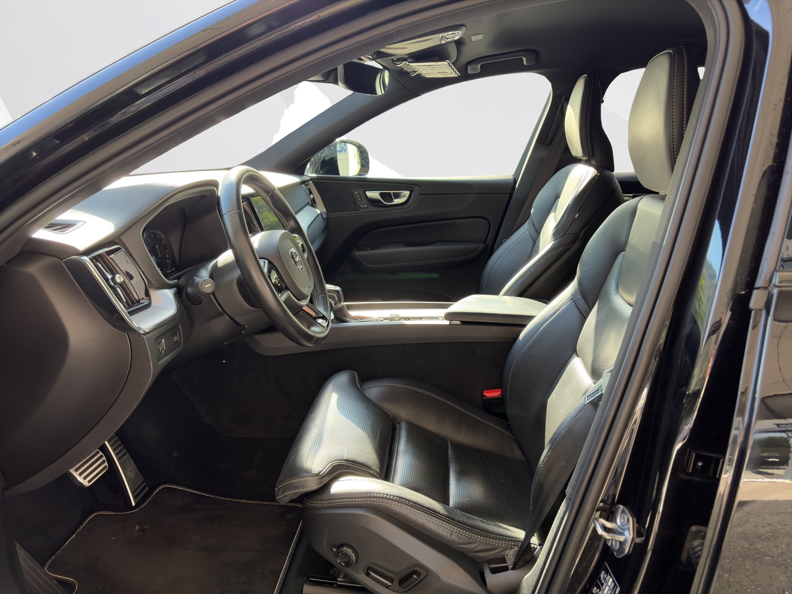 VOLVO XC60 2.0 T6 R-Design AWD-image-9