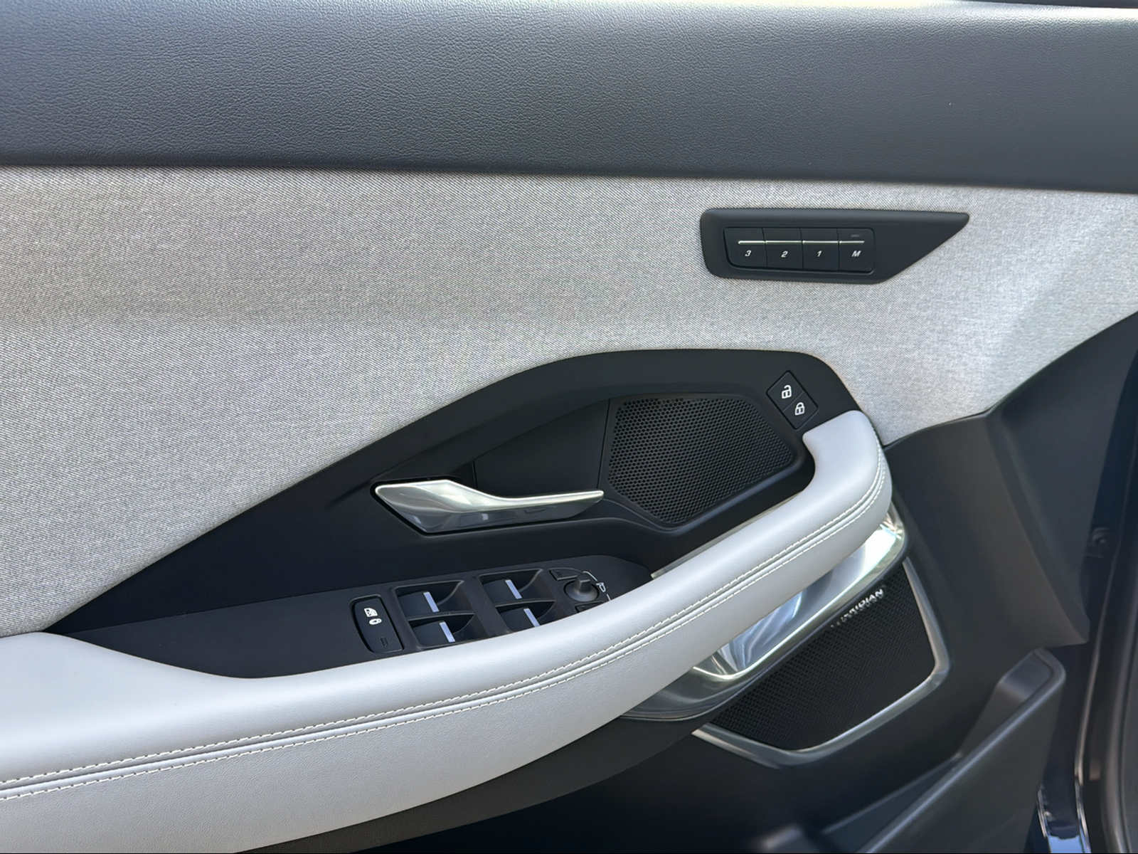 JAGUAR E-Pace 1.5 P269e R-Dynamic AWD HSE-image-14