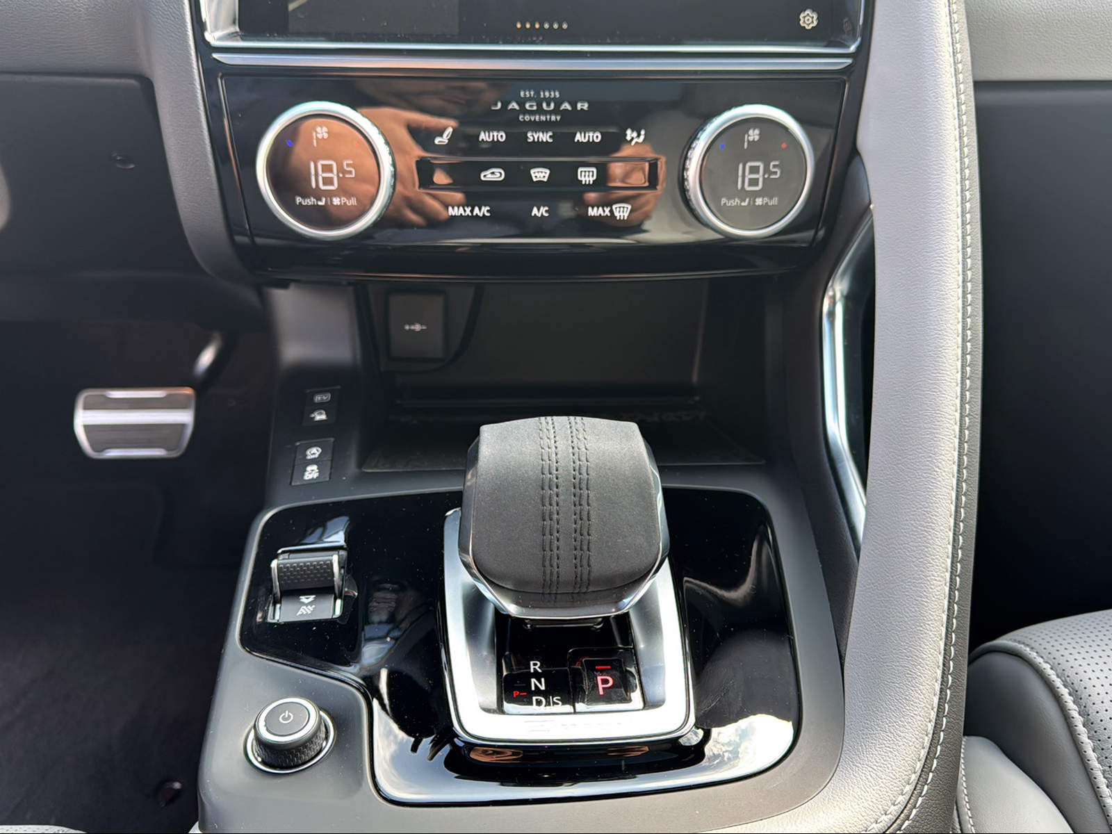 JAGUAR E-Pace 1.5 P269e R-Dynamic AWD HSE-image-12