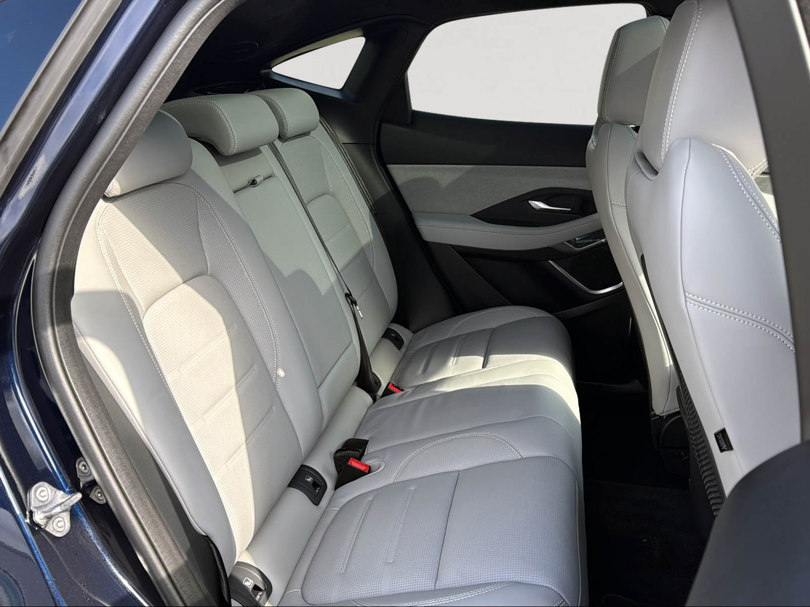 JAGUAR E-Pace 1.5 P269e R-Dynamic AWD HSE-image-11