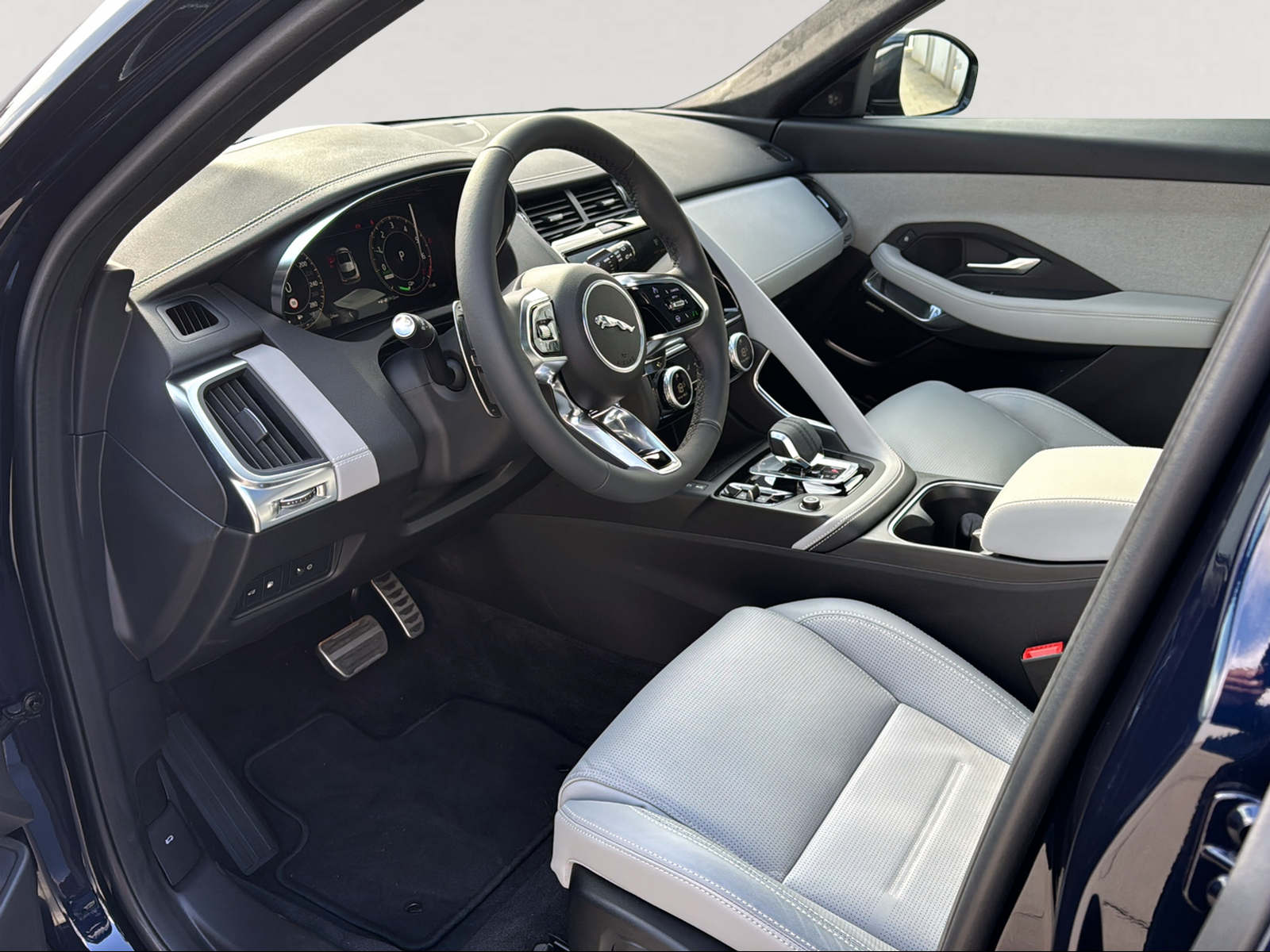 JAGUAR E-Pace 1.5 P269e R-Dynamic AWD HSE-image-7