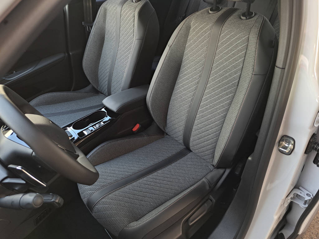 PEUGEOT 2008 1.2 Hybrid 145cv Allure-image-8