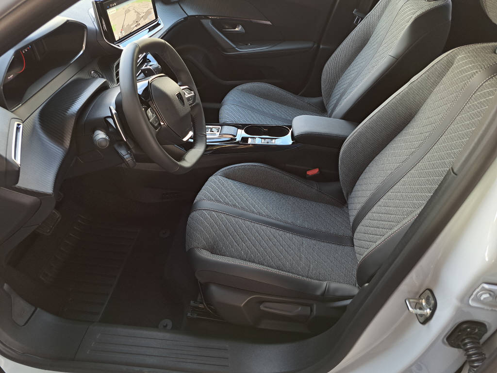 PEUGEOT 2008 1.2 Hybrid 145cv Allure-image-7