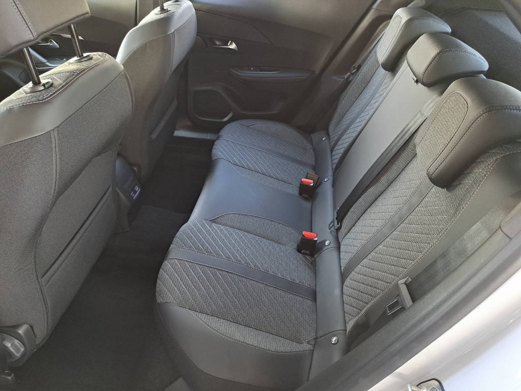PEUGEOT 2008 1.2 Hybrid 145cv Allure-image-9