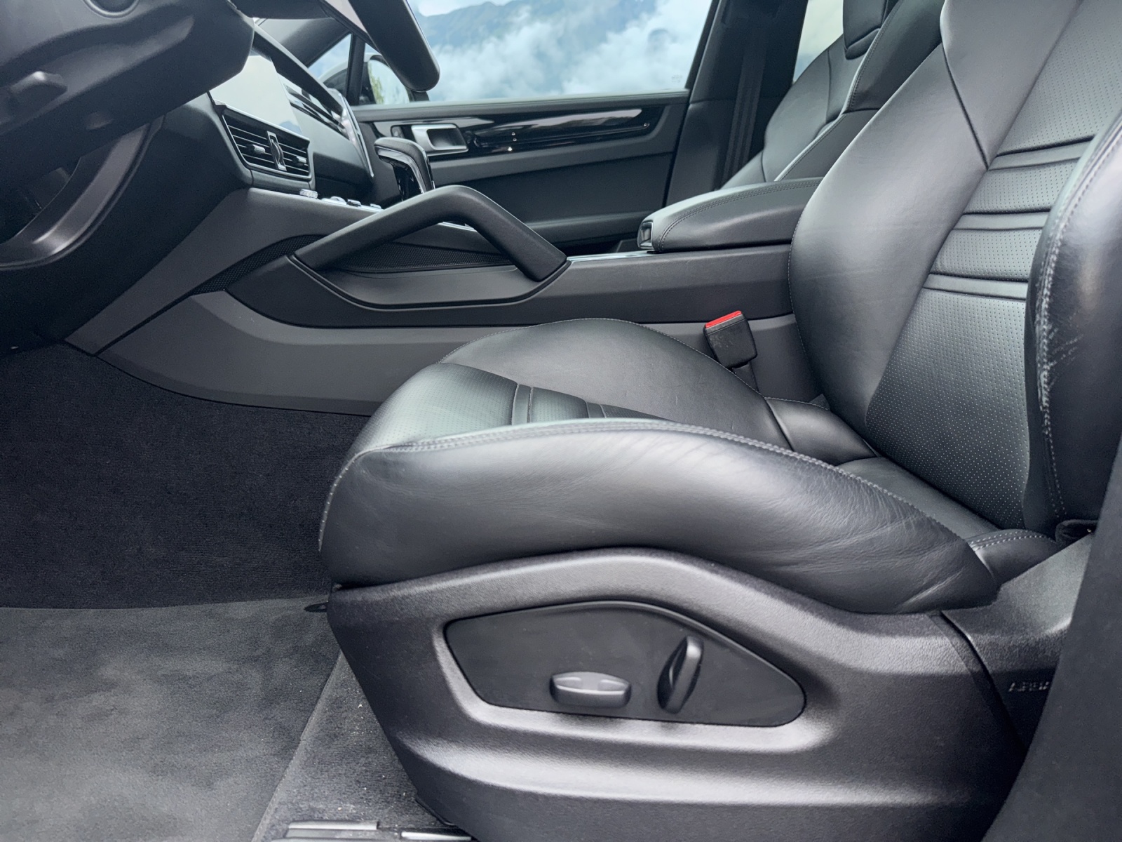 PORSCHE Cayenne Coupé E-Hybrid-image-16