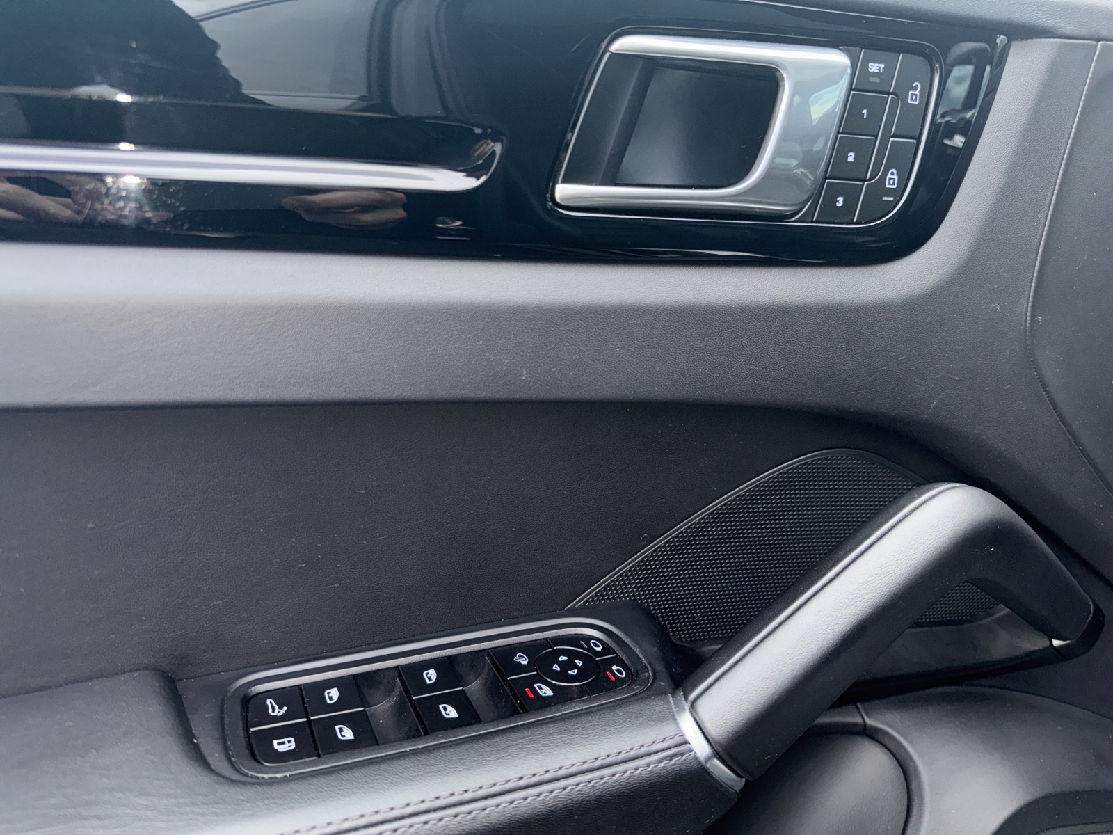 PORSCHE Cayenne Coupé E-Hybrid-image-15