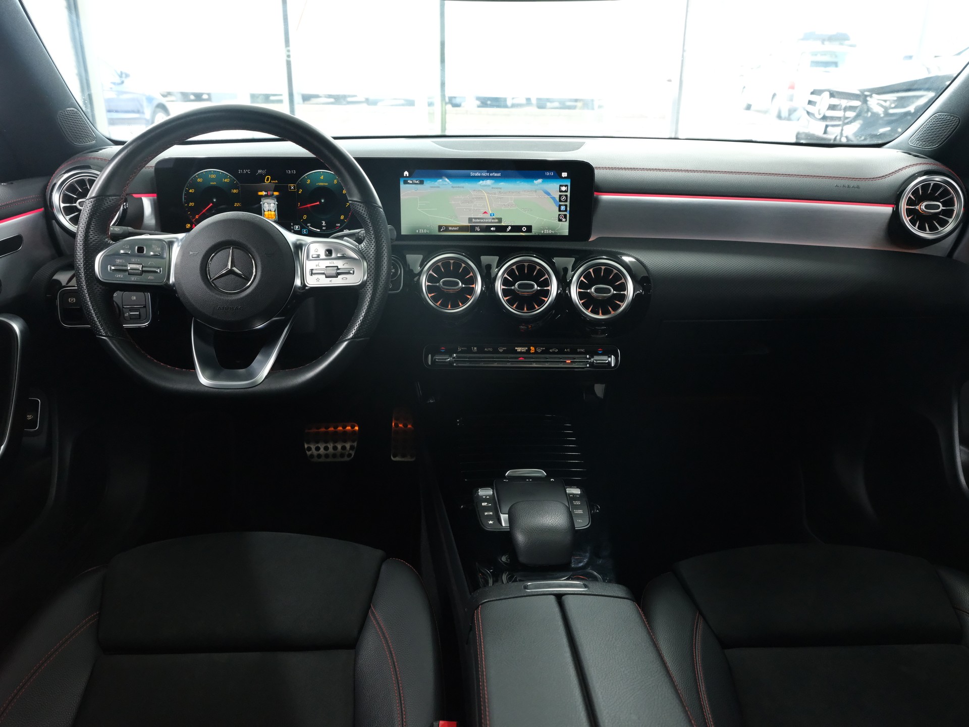 MERCEDES-BENZ CLA 200 AMG Line 7G-DCT-image-12
