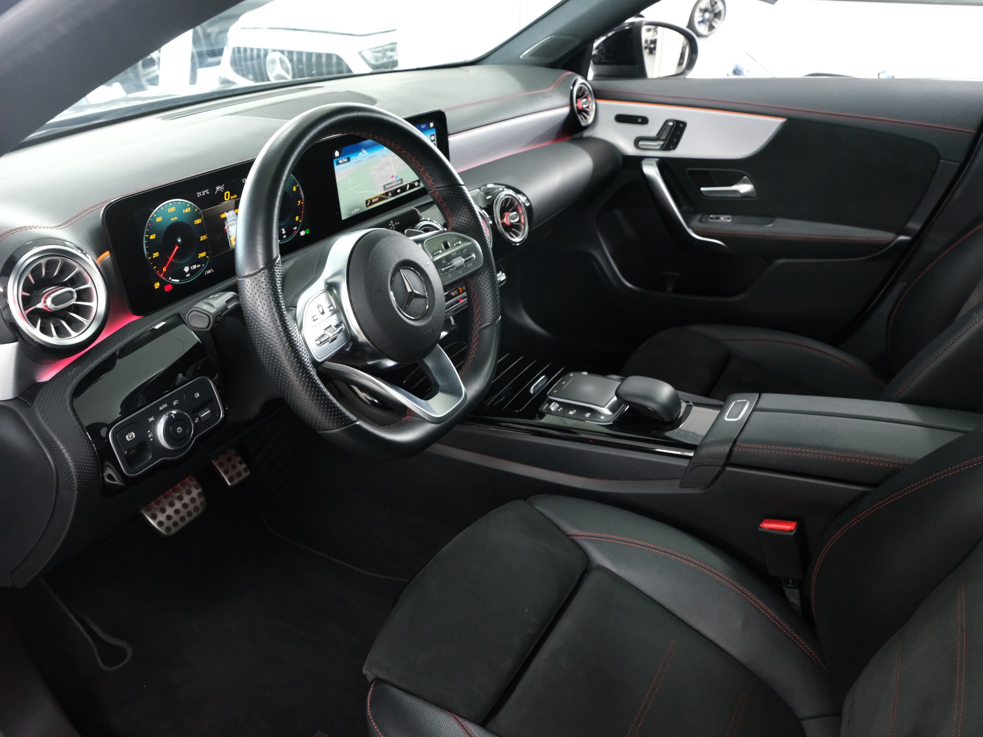 MERCEDES-BENZ CLA 200 AMG Line 7G-DCT-image-9