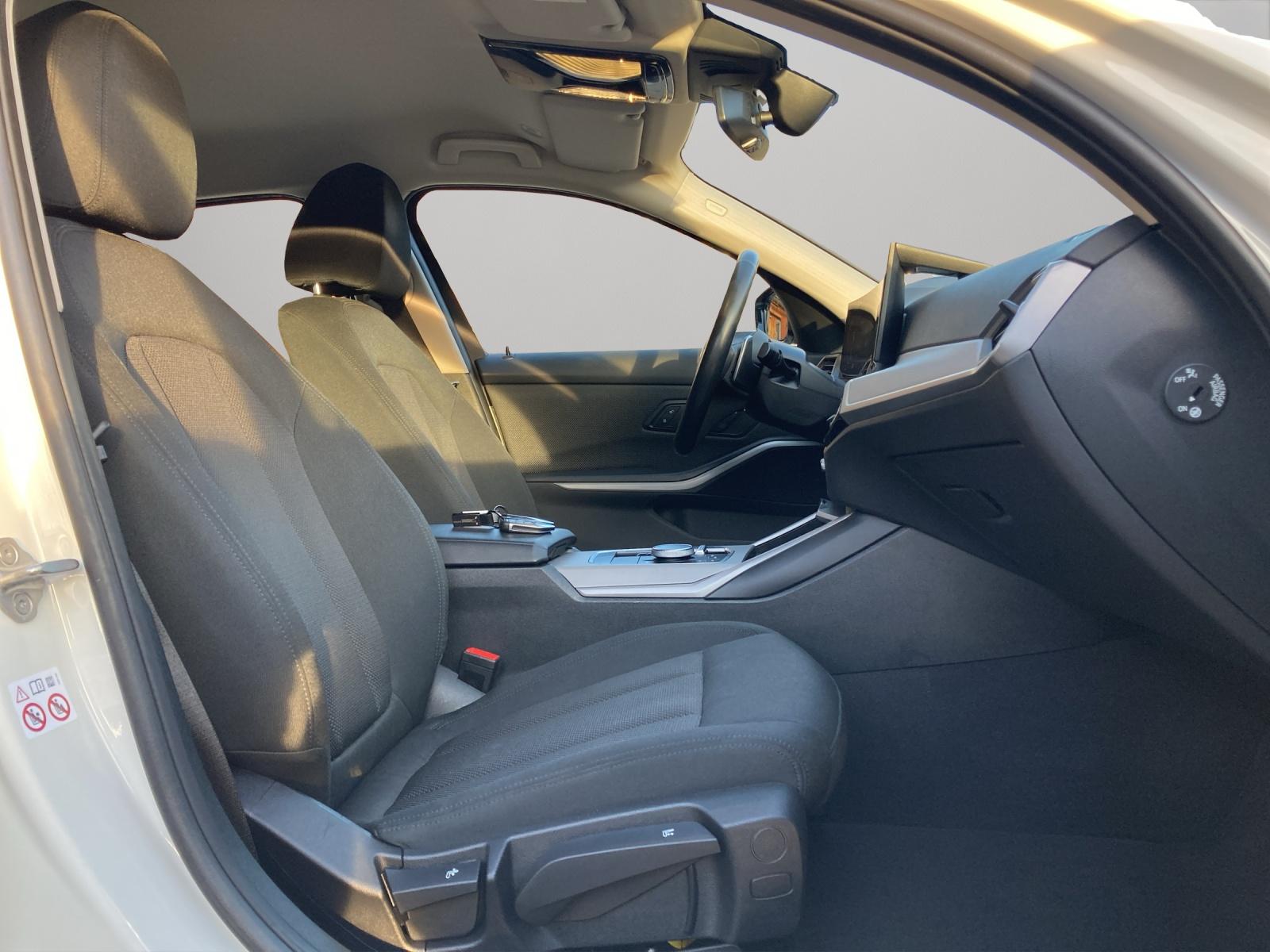 BMW 320d xDrive Touring-image-10