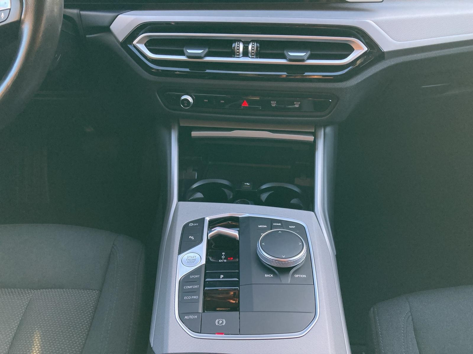 BMW 320d xDrive Touring-image-14